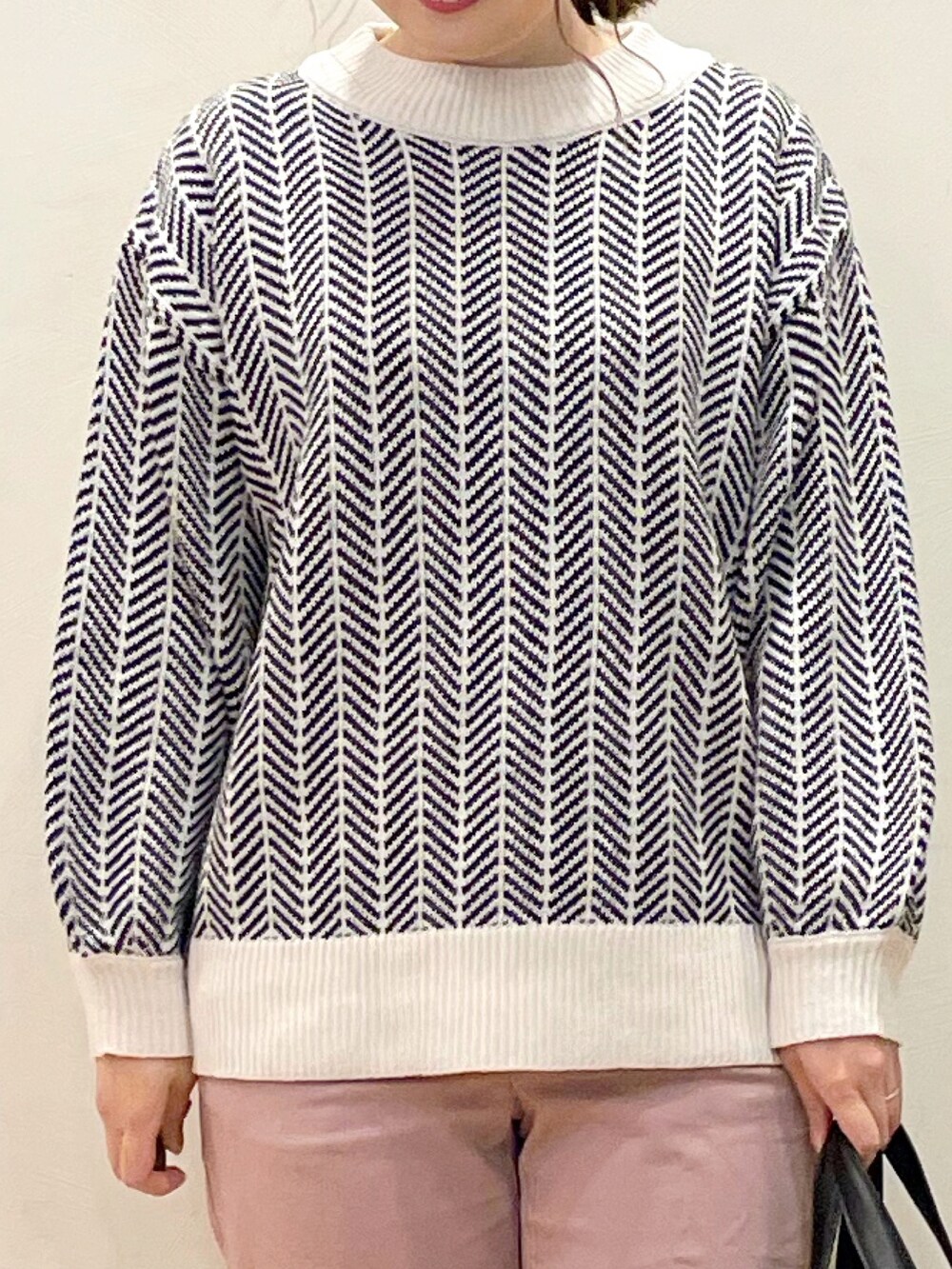 グレー系のノーカラーコート、ホワイト系のニット/セーター、ピンク系のその他パンツを着用したレディースの冬コーディネートの5枚目の写真