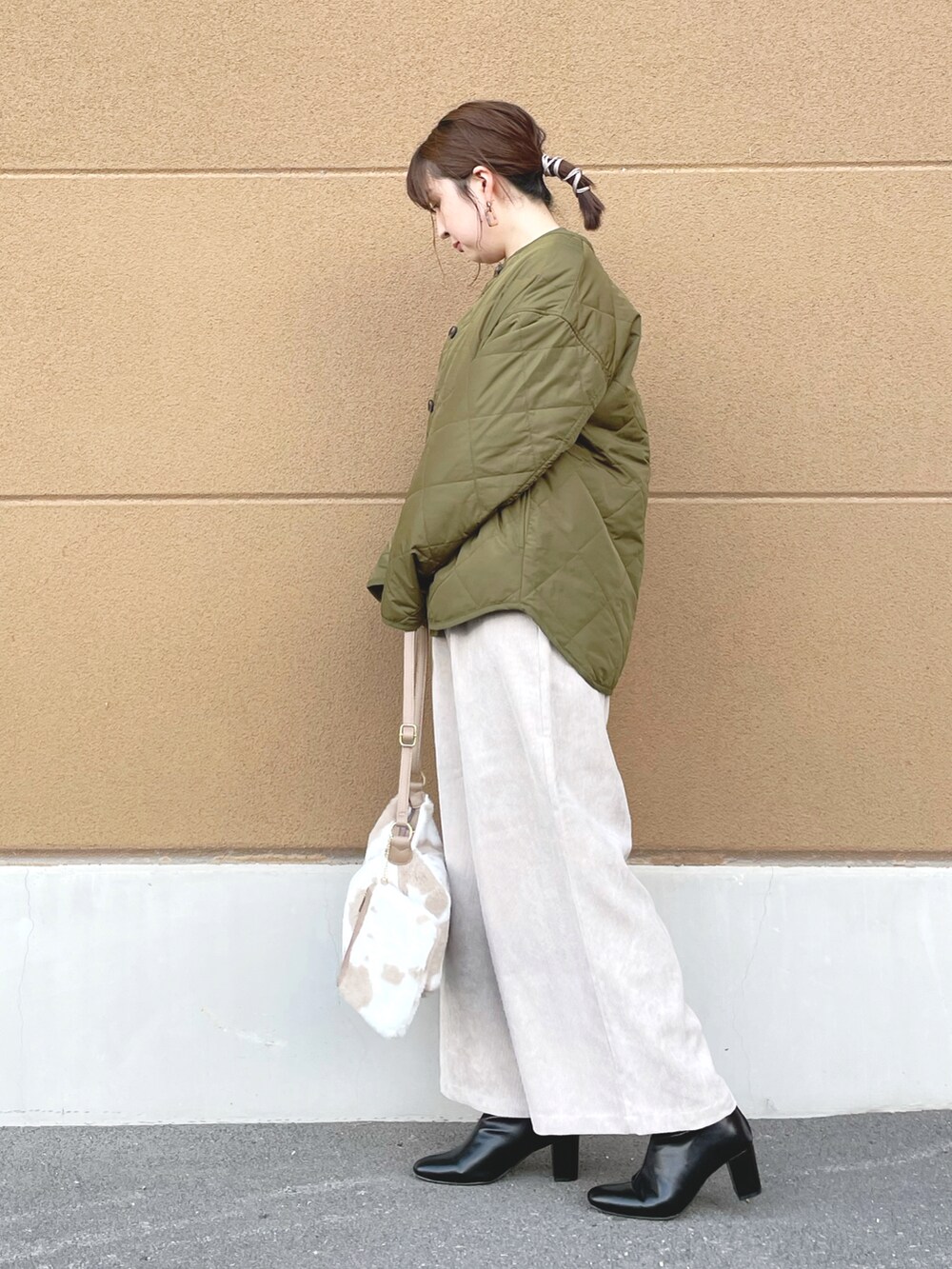 「ブルゾン、ニット、キルティング、コーデュロイパンツ、ワイドパンツ、ファーバッグ、ファー小物、ショートブーツ、プチプラコーデ、ゆるコーデ、秋コーデ、秋冬コーデ、シューラルー、ドレスキップ」｜「DRESKIPの【藤本美貴さん着用商品】撥水中綿キルトブルゾン（ブルゾン、グリーン系）」を使った、リナさん（レディース・160cm）の秋コーディネートの2枚目の写真