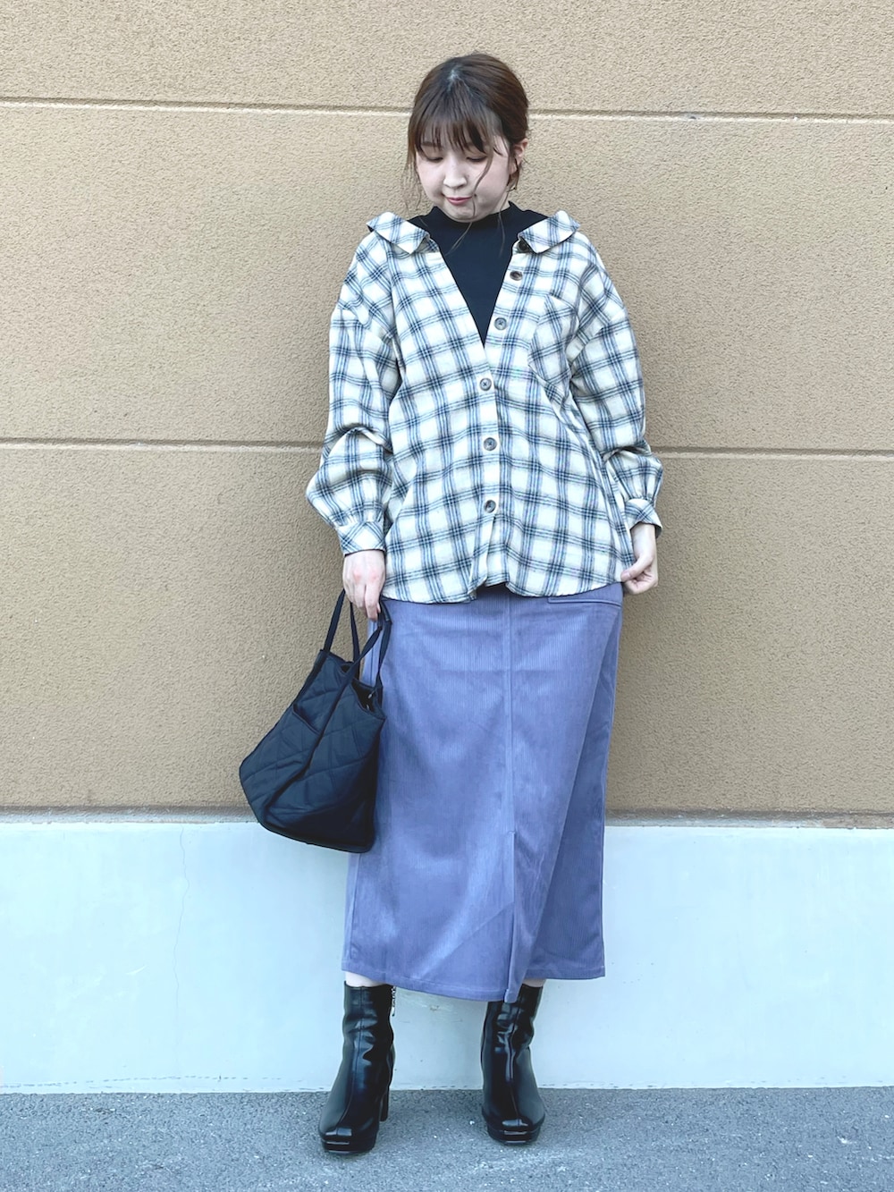 ベージュ系のシャツ/ブラウス、ブルー系のスカート、ブラック系のトートバッグを着用したレディースの秋コーディネートの2枚目の写真