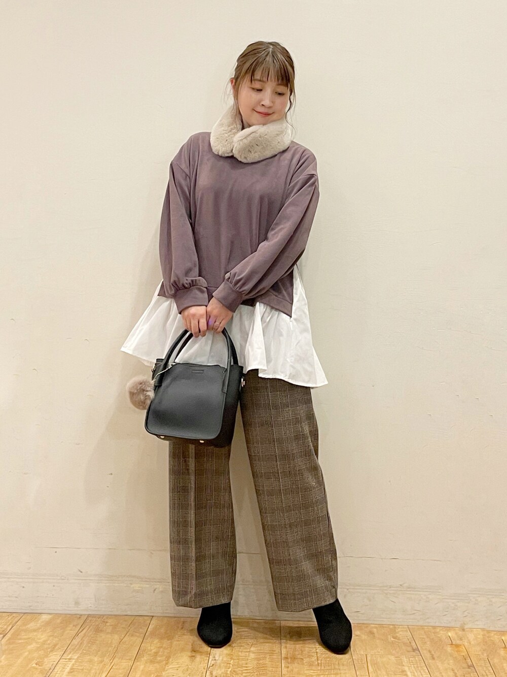 パープル系のTシャツ/カットソー、ブラウン系のその他パンツ、ブラック系のトートバッグを着用したレディースの秋コーディネートの2枚目の写真