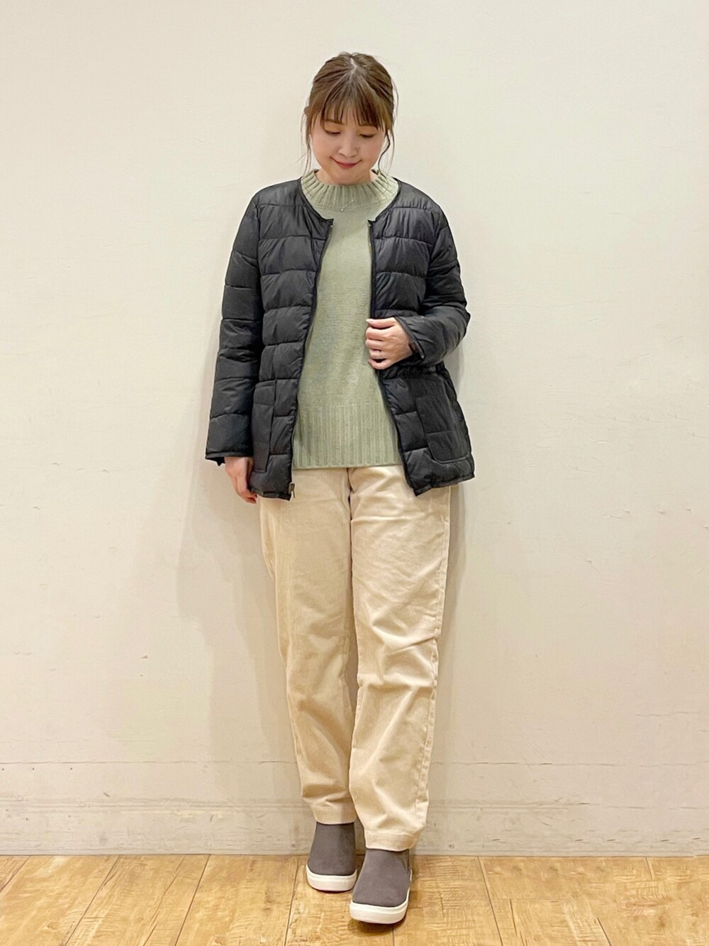 ブラック系のブルゾン、グリーン系のニット/セーター、ホワイト系のその他パンツを着用したレディースの秋コーディネートの4枚目の写真