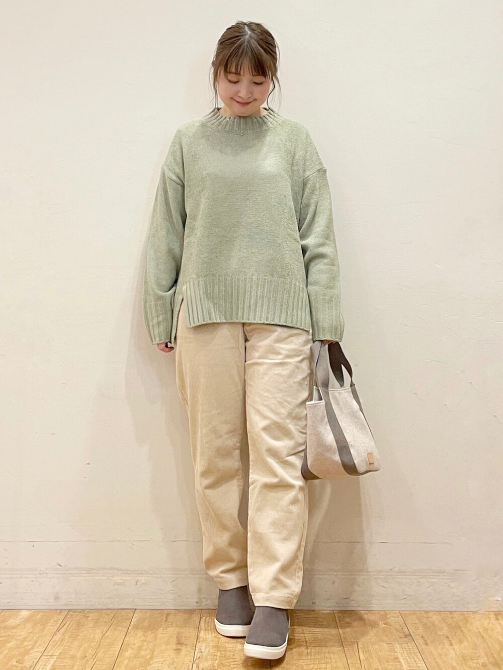 ブラック系のブルゾン、グリーン系のニット/セーター、ホワイト系のその他パンツを着用したレディースの秋コーディネートの5枚目の写真