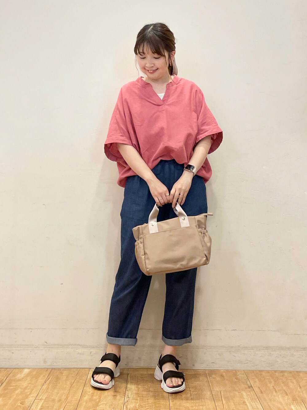 ピンク系のシャツ/ブラウス、ホワイト系のタンクトップ、ベージュ系のトートバッグを着用したレディースの夏コーディネートの2枚目の写真