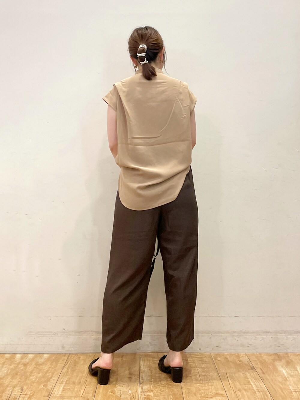 イエロー系のシャツ/ブラウス、ブラウン系のその他パンツ、ブラック系のショルダーバッグを着用したレディースの夏コーディネートの3枚目の写真