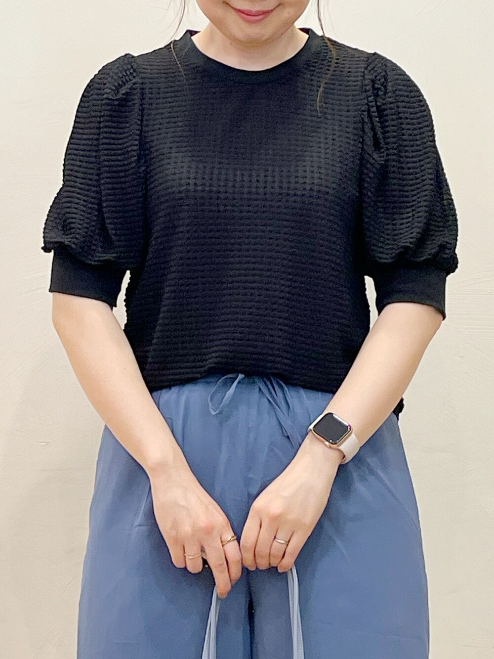 ブラック系のTシャツ/カットソー、ブルー系のその他パンツ、ブルー系のトートバッグを着用したレディースの夏コーディネートの4枚目の写真