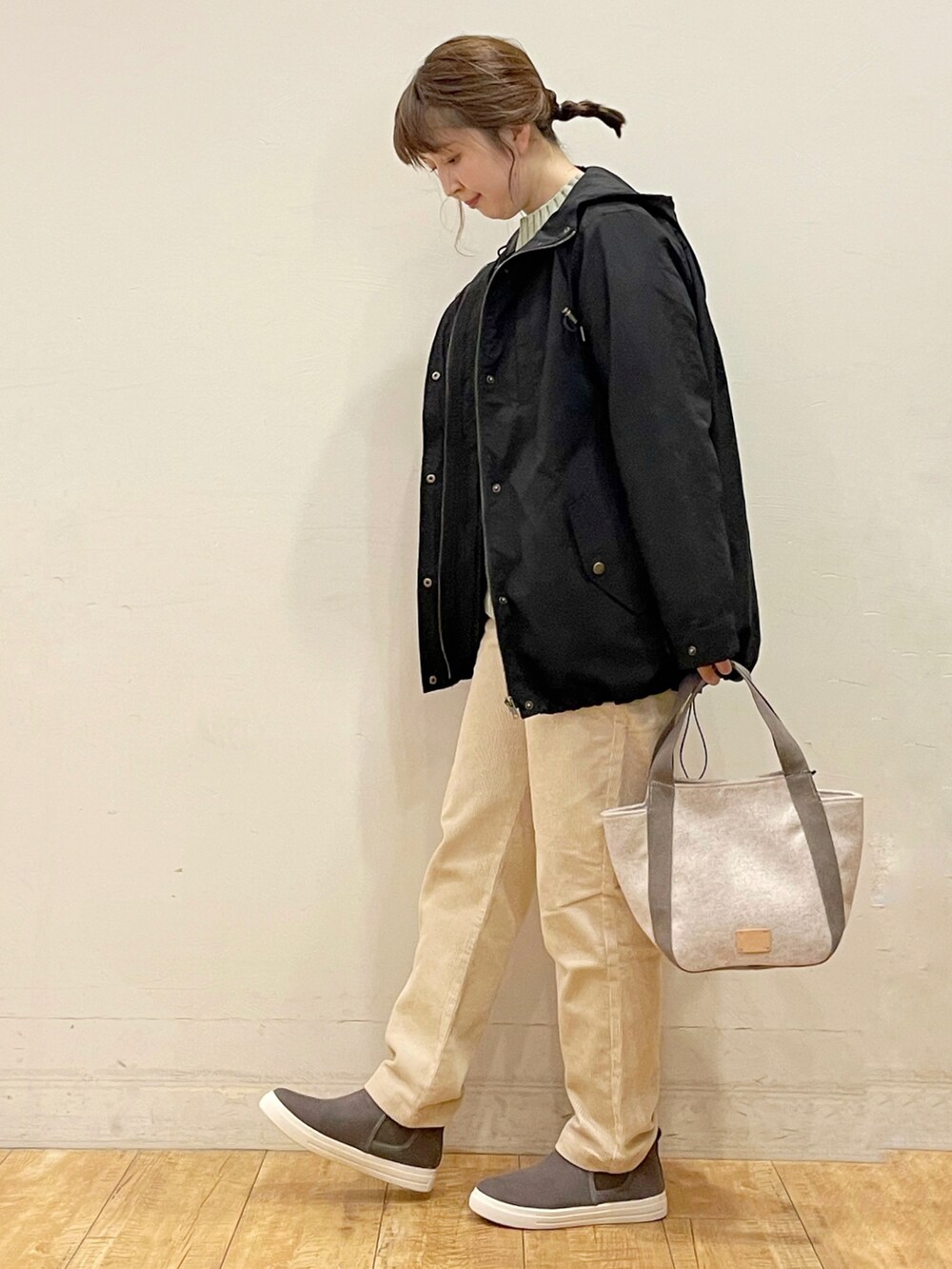 ブラック系のブルゾン、グリーン系のニット/セーター、ホワイト系のその他パンツを着用したレディースの秋コーディネートの3枚目の写真