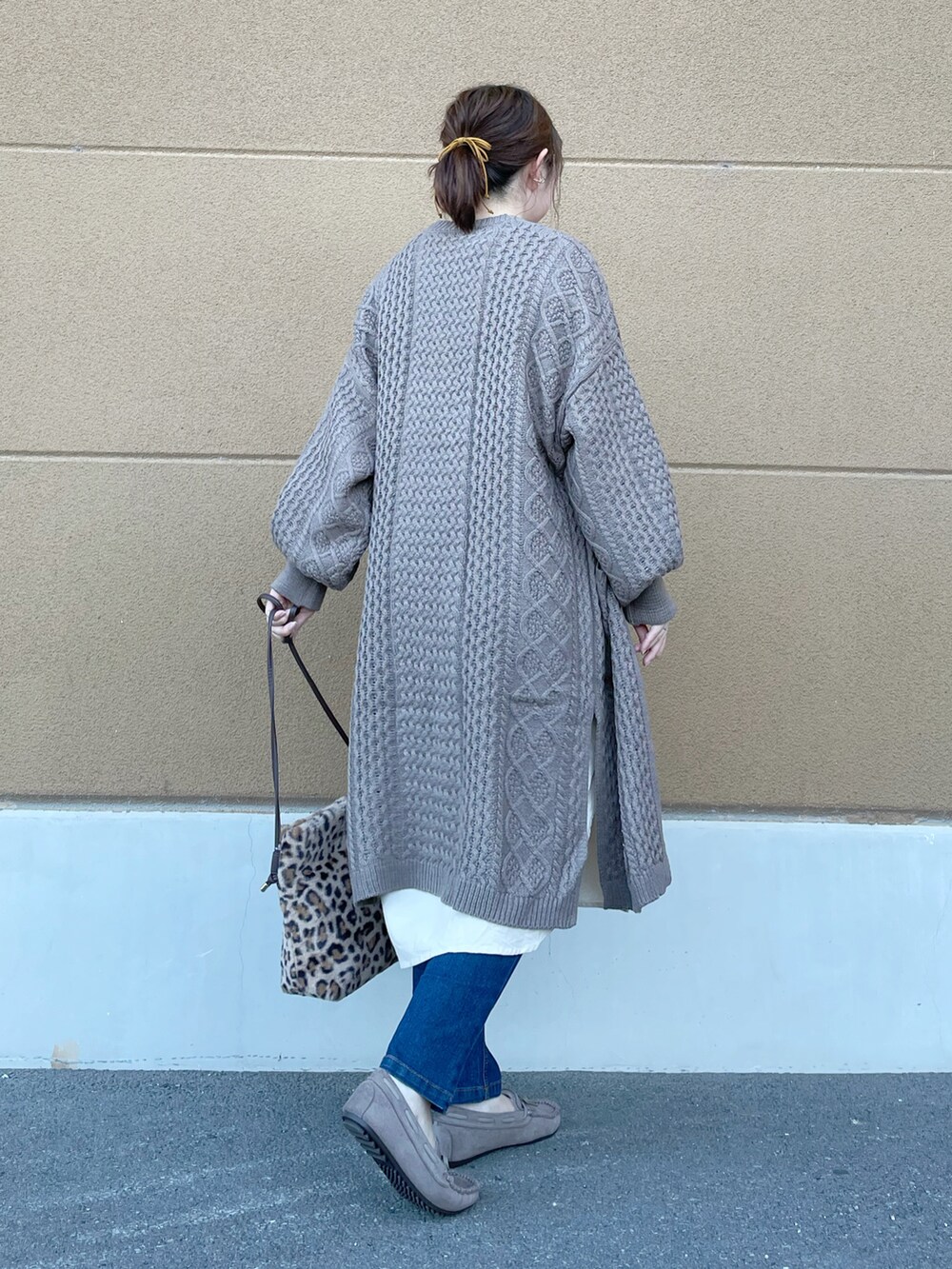 ベージュ系のカーディガン/ボレロ、ホワイト系のワンピース、ブルー系のその他パンツを着用したレディースの秋コーディネートの2枚目の写真