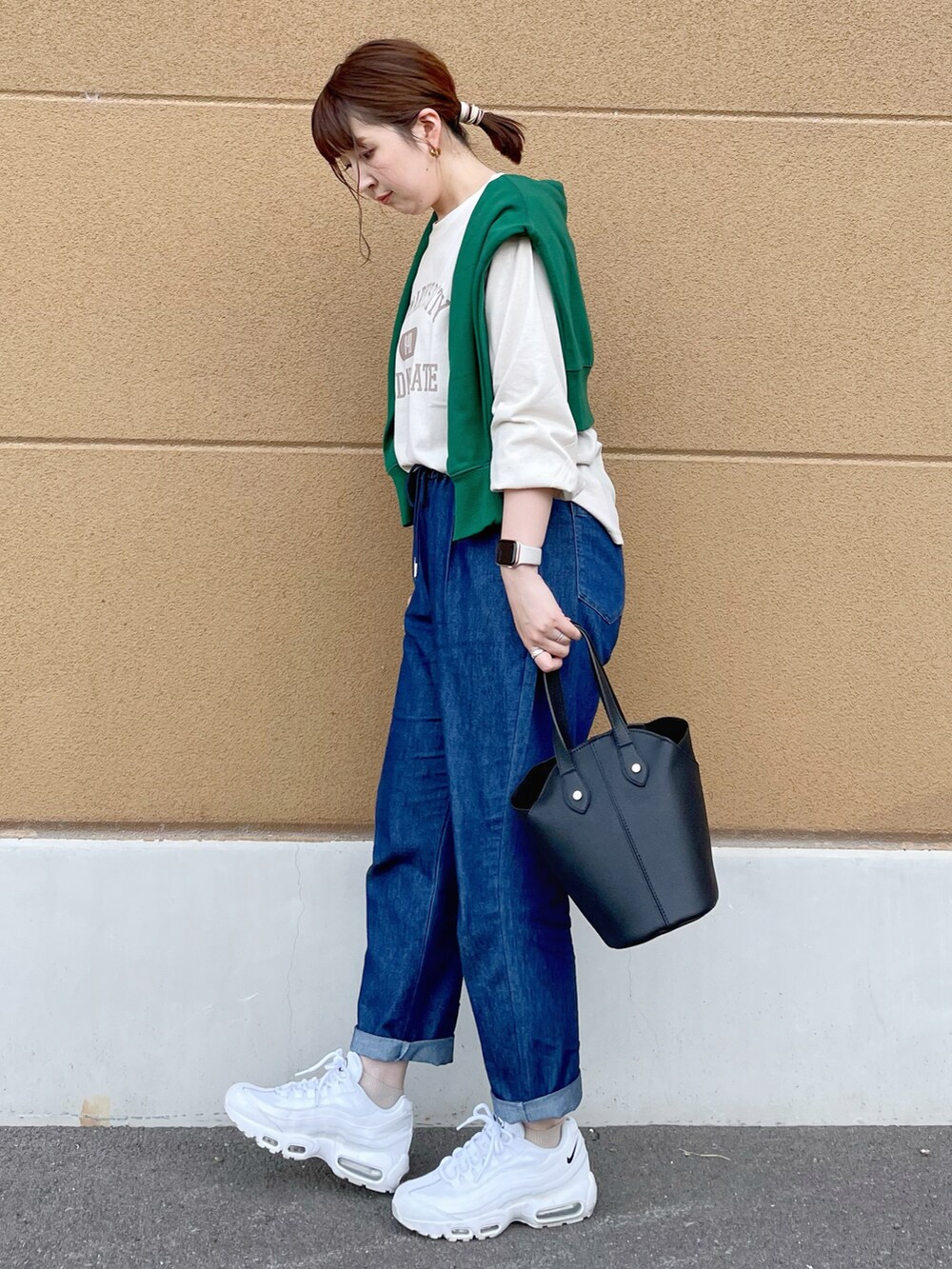 ベージュ系のTシャツ/カットソー、グリーン系のカーディガン/ボレロ、ブルー系のその他パンツを着用したレディースの夏コーディネートの3枚目の写真