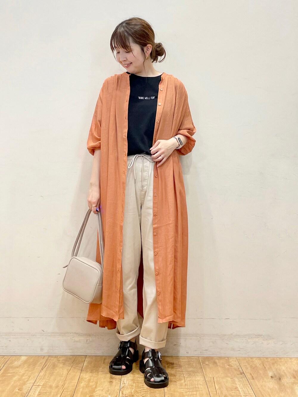 オレンジ系のワンピース、ブラック系のTシャツ/カットソー、ホワイト系のその他パンツを着用したレディースの夏コーディネートの2枚目の写真