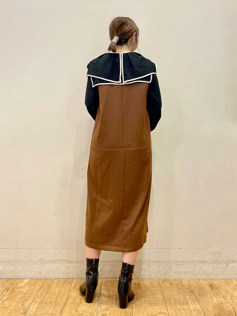 ブラック系のシャツ/ブラウス、イエロー系のスカート、グレー系のショルダーバッグを着用したレディースの秋コーディネートの3枚目の写真