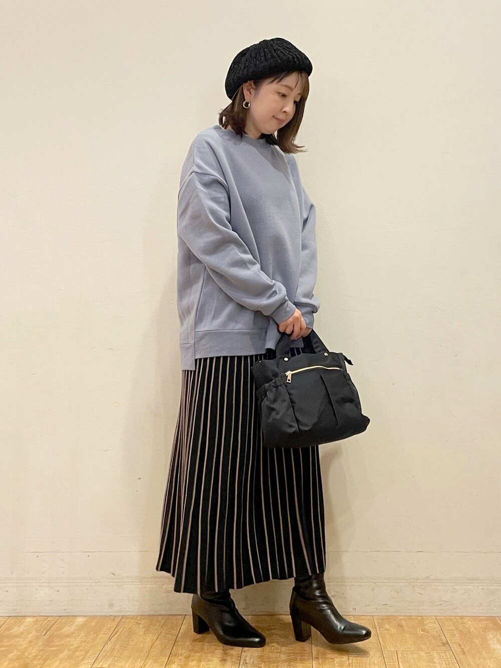 「秋のコーデ、シンプルコーデ、大人コーデ、大人カジュアル、スウェット、裏起毛、ブルー、プリーツスカート、ニットスカート、ベレー帽、トートバッグ、ショートブーツ、シューラルー、ドレスキップ、プチプラ」｜「SHOO・LA・RUEの裏起毛シンプルプルオーバー（スウェット、ブルー系）」を使った、リナさん（レディース・160cm）の秋コーディネートの3枚目の写真
