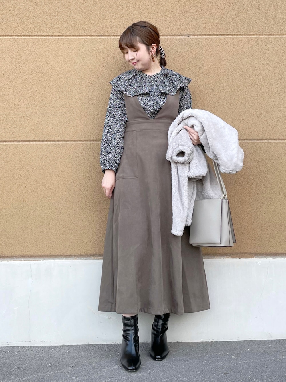 グレー系のカーディガン/ボレロ、ブラック系のシャツ/ブラウス、ブラウン系のスカートを着用したレディースの秋コーディネートの3枚目の写真