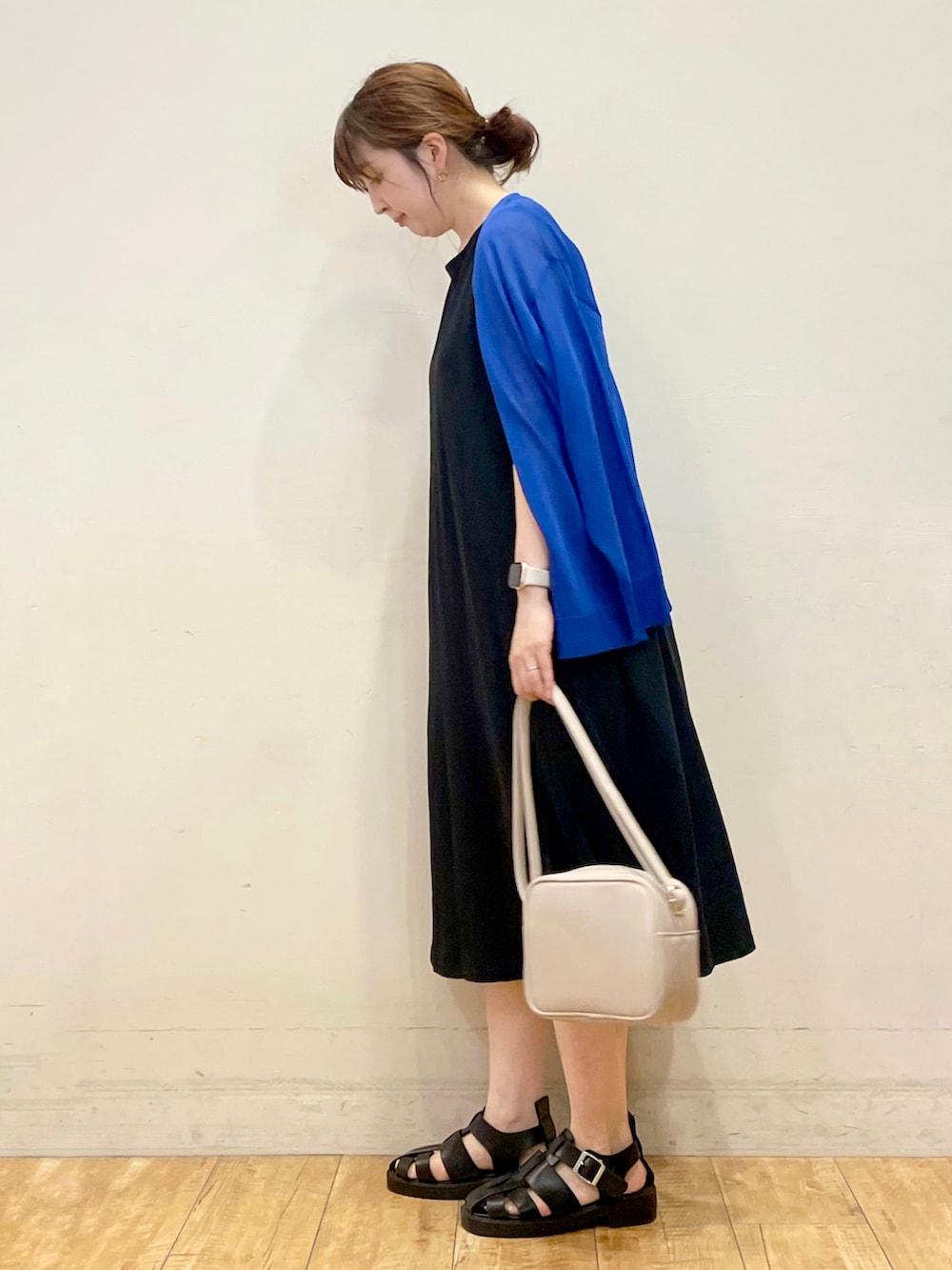 ブルー系のカーディガン/ボレロ、ブラック系のワンピース、グレー系のショルダーバッグを着用したレディースの夏コーディネートの2枚目の写真