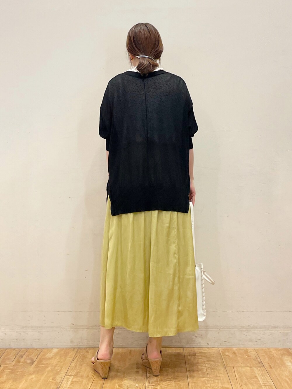 ブラック系のカーディガン/ボレロ、ベージュ系のシャツ/ブラウス、イエロー系のスカートを着用したレディースの夏コーディネートの2枚目の写真