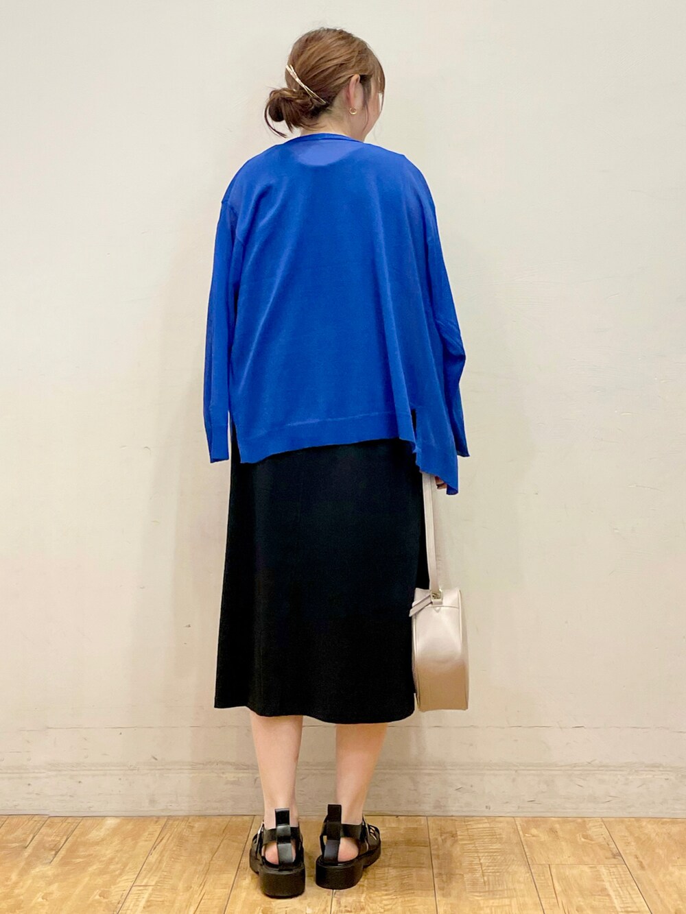 ブルー系のカーディガン/ボレロ、ブラック系のワンピース、グレー系のショルダーバッグを着用したレディースの夏コーディネートの3枚目の写真