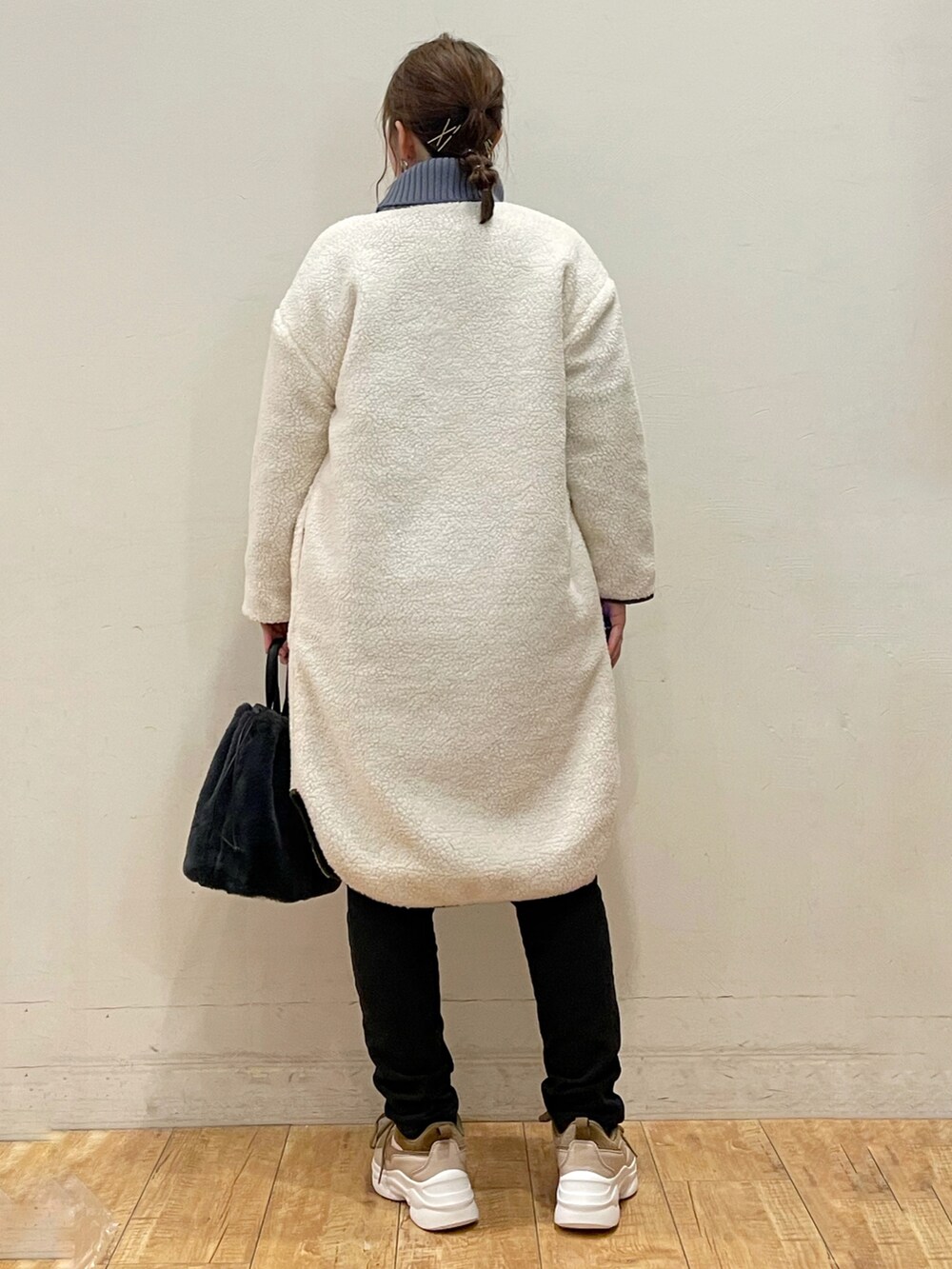 グリーン系のその他アウター、ブルー系のワンピース、ブラック系のその他パンツを着用したレディースの冬コーディネートの3枚目の写真