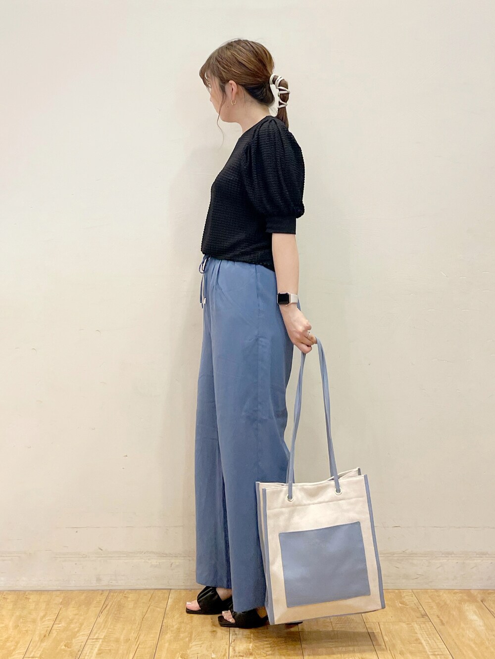 ブラック系のTシャツ/カットソー、ブルー系のその他パンツ、ブルー系のトートバッグを着用したレディースの夏コーディネートの2枚目の写真