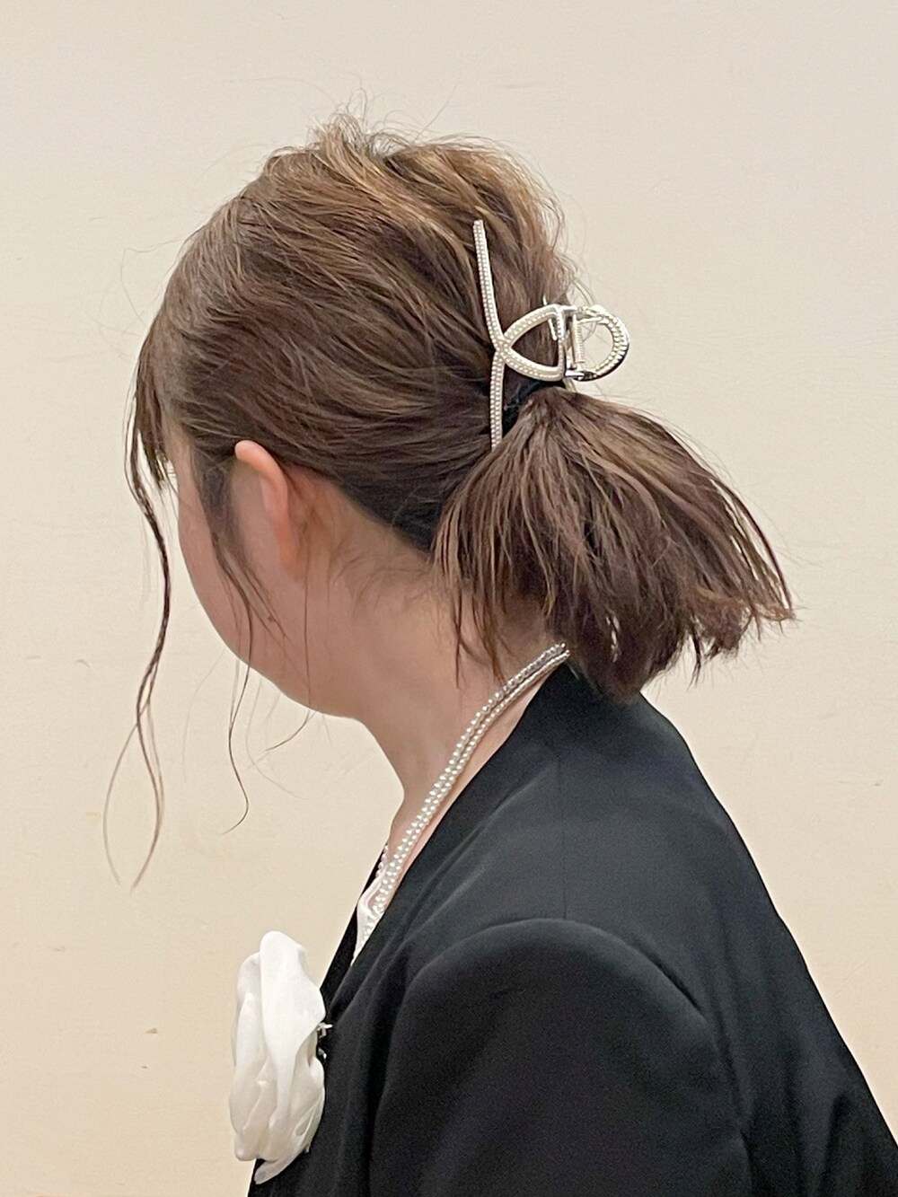 「シューラルー、ママコーデ、スーツスタイル、フォーマル、入学式、入園式、卒業式、卒園式、ノーカラージャケット、白トップス、ワイドパンツ、ショルダーバッグ、コサージュ、パールネックレス、パンプス」｜「SHOO・LA・RUEの【S-3L】ビューティースムースカットソー（Tシャツ/カットソー、ホワイト系）」を使った、リナさん（レディース・160cm）の冬コーディネートの3枚目の写真
