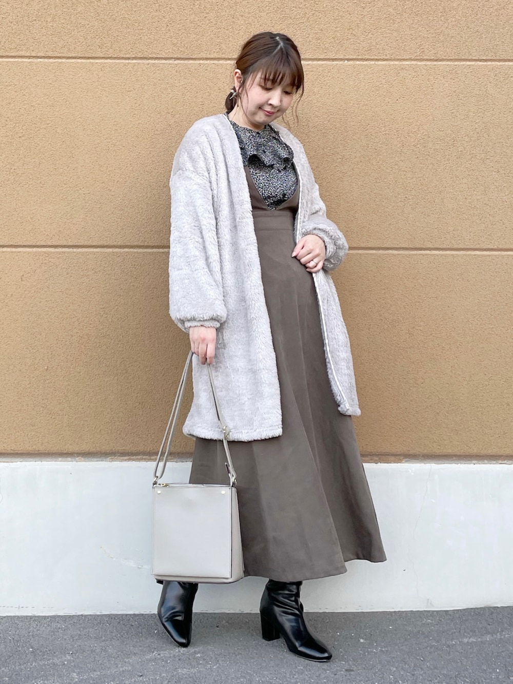 グレー系のカーディガン/ボレロ、ブラック系のシャツ/ブラウス、ブラウン系のスカートを着用したレディースの秋コーディネートの2枚目の写真