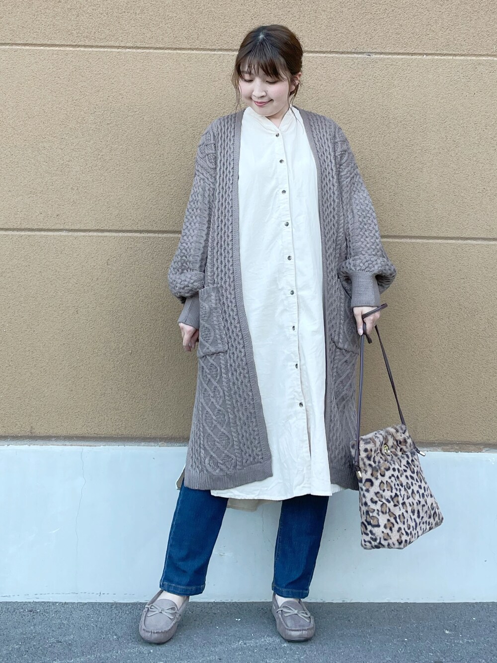 ベージュ系のカーディガン/ボレロ、ホワイト系のワンピース、ブルー系のその他パンツを着用したレディースの秋コーディネートの3枚目の写真