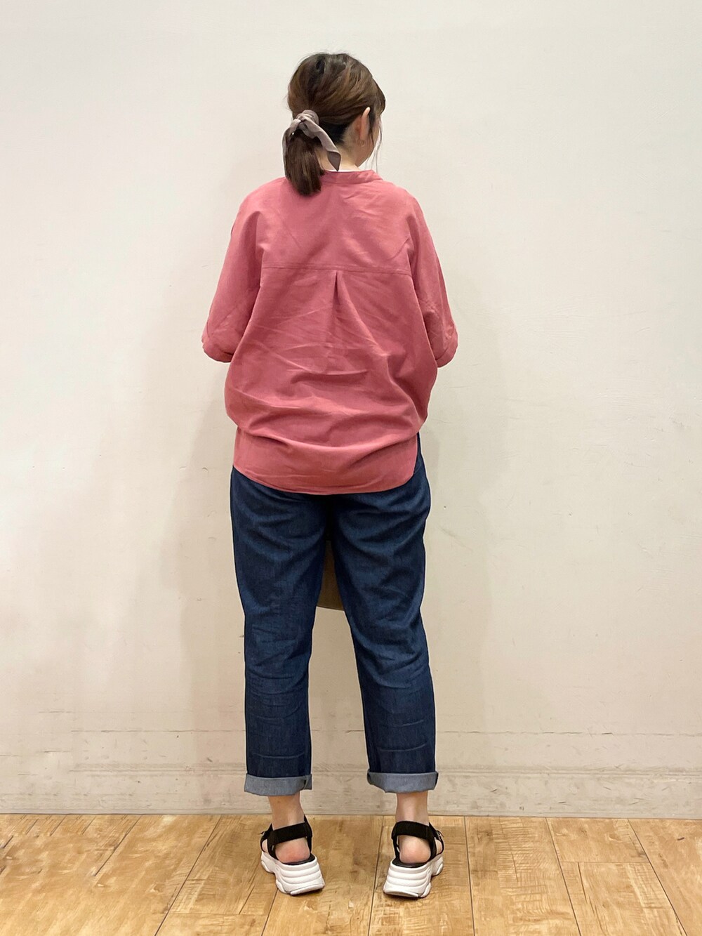 ピンク系のシャツ/ブラウス、ホワイト系のタンクトップ、ベージュ系のトートバッグを着用したレディースの夏コーディネートの4枚目の写真