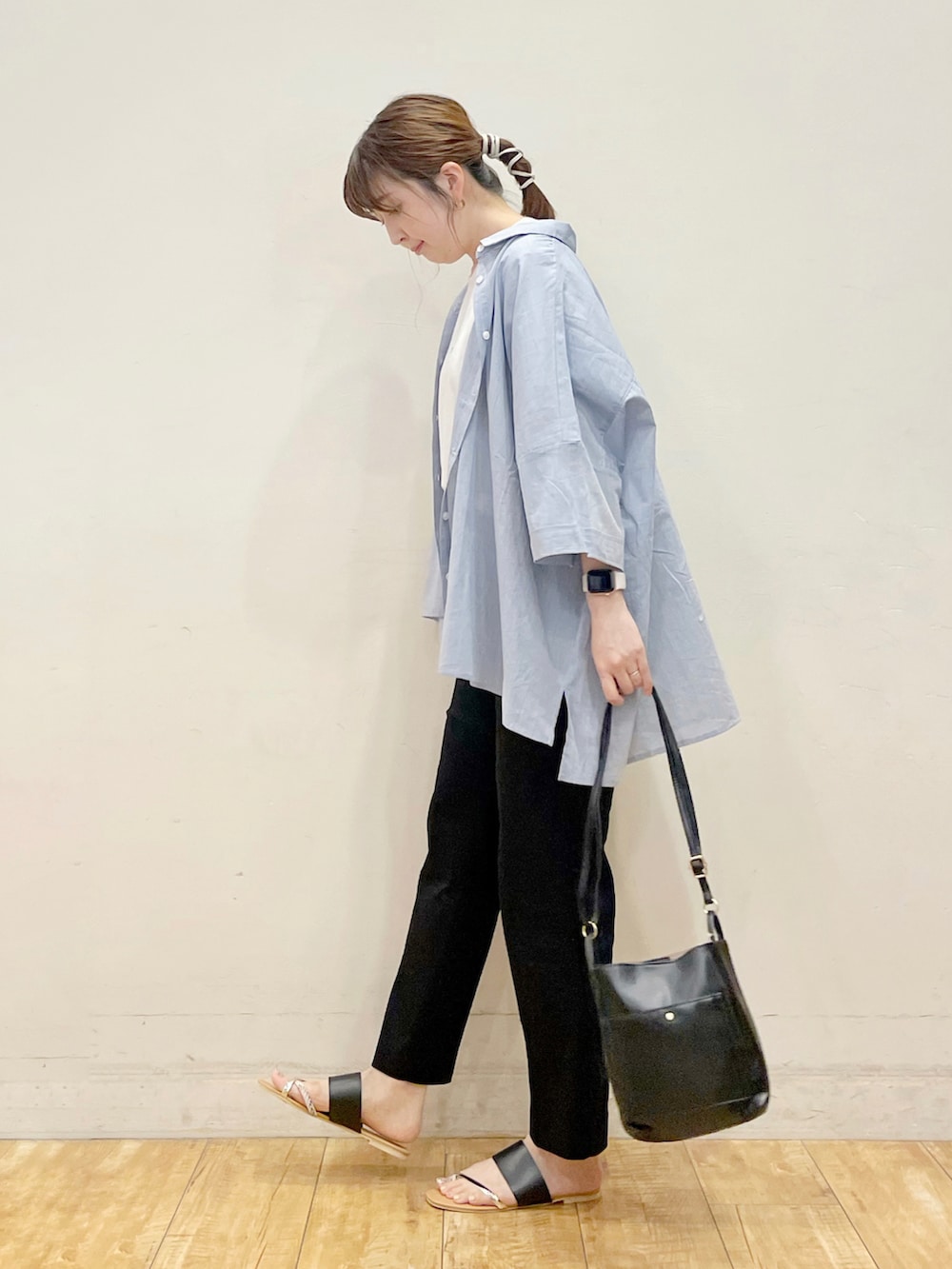 ブルー系のシャツ/ブラウス、ホワイト系のTシャツ/カットソー、ブラック系のその他パンツを着用したレディースの夏コーディネートの3枚目の写真