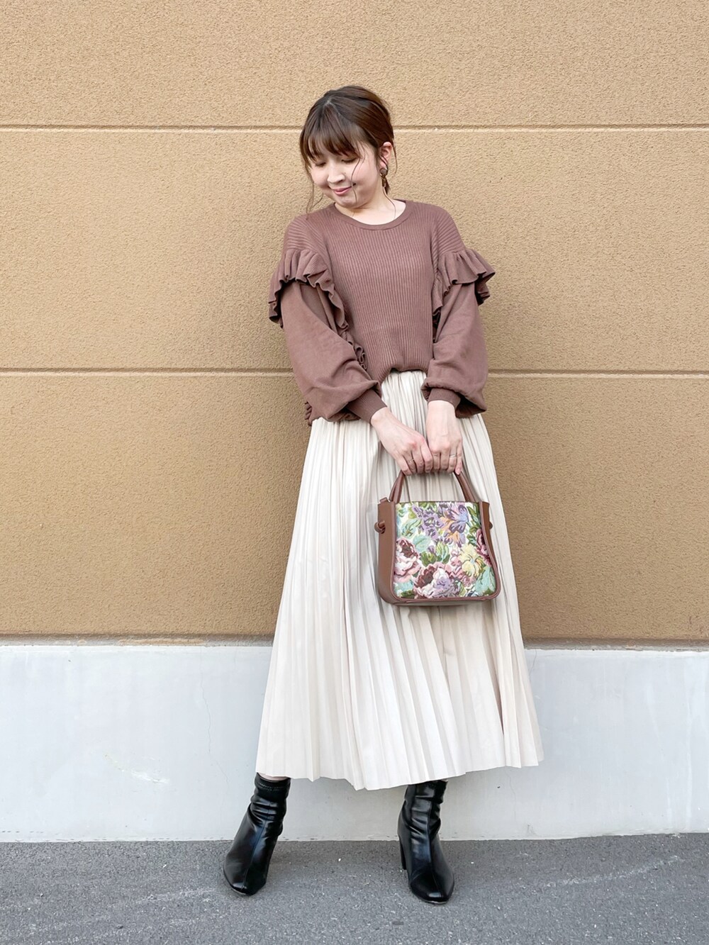 ブラウン系のニット/セーター、ベージュ系のスカート、ベージュ系のトートバッグを着用したレディースの秋コーディネートの3枚目の写真