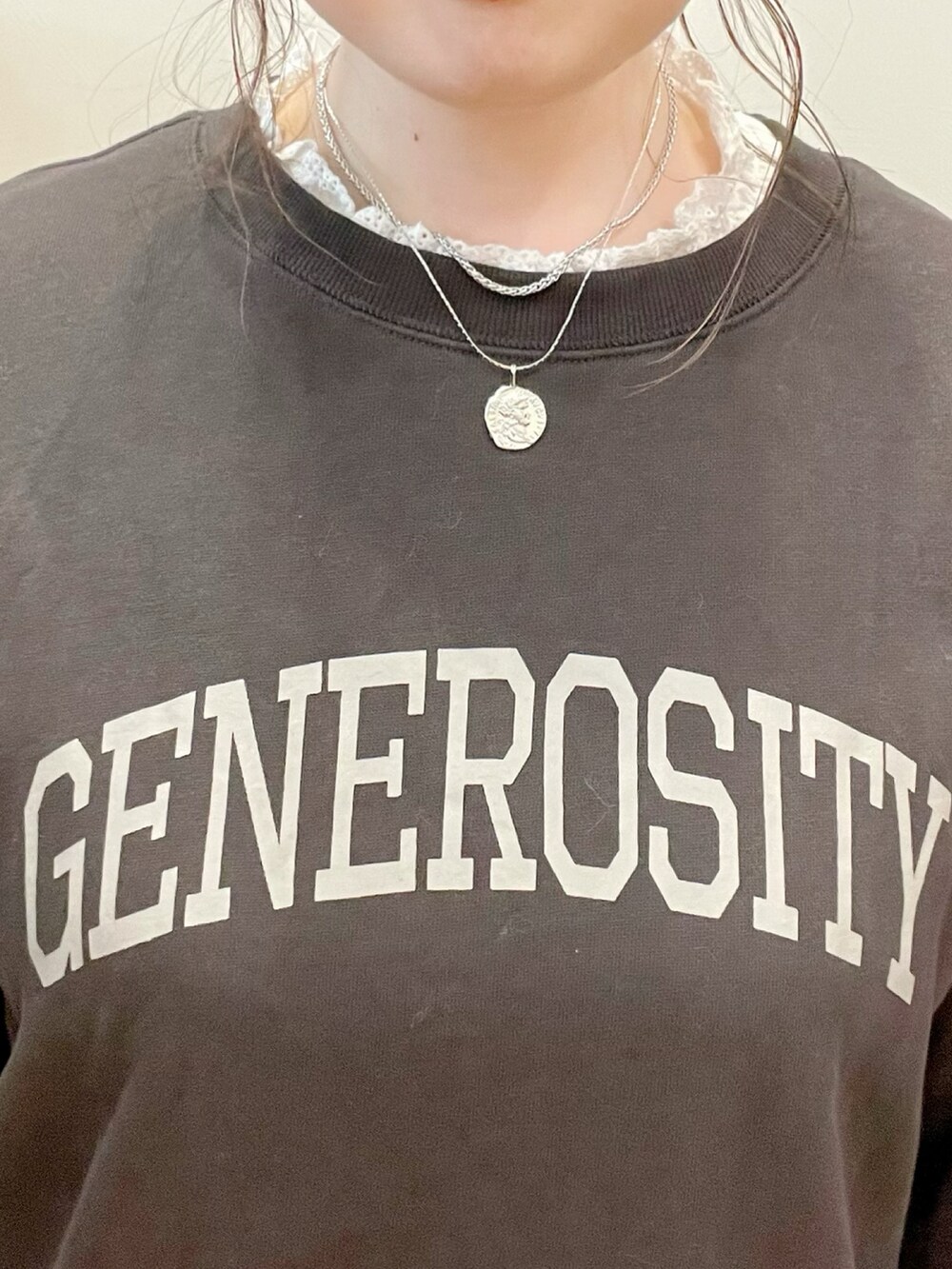 グレー系のスウェット、ホワイト系のTシャツ/カットソー、ピンク系のその他パンツを着用したレディースの冬コーディネートの2枚目の写真