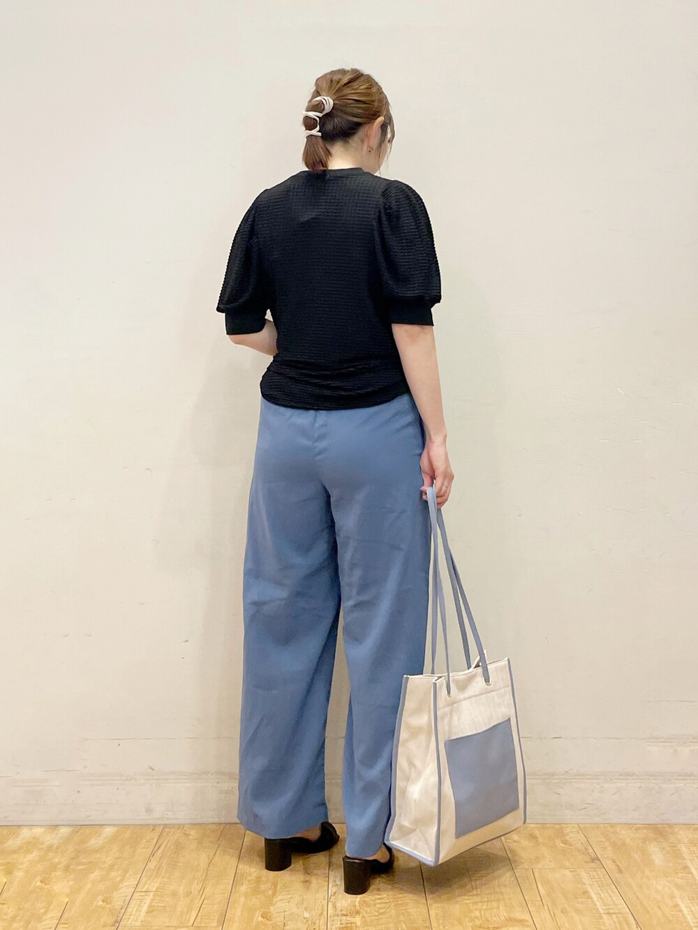 ブラック系のTシャツ/カットソー、ブルー系のその他パンツ、ブルー系のトートバッグを着用したレディースの夏コーディネートの3枚目の写真