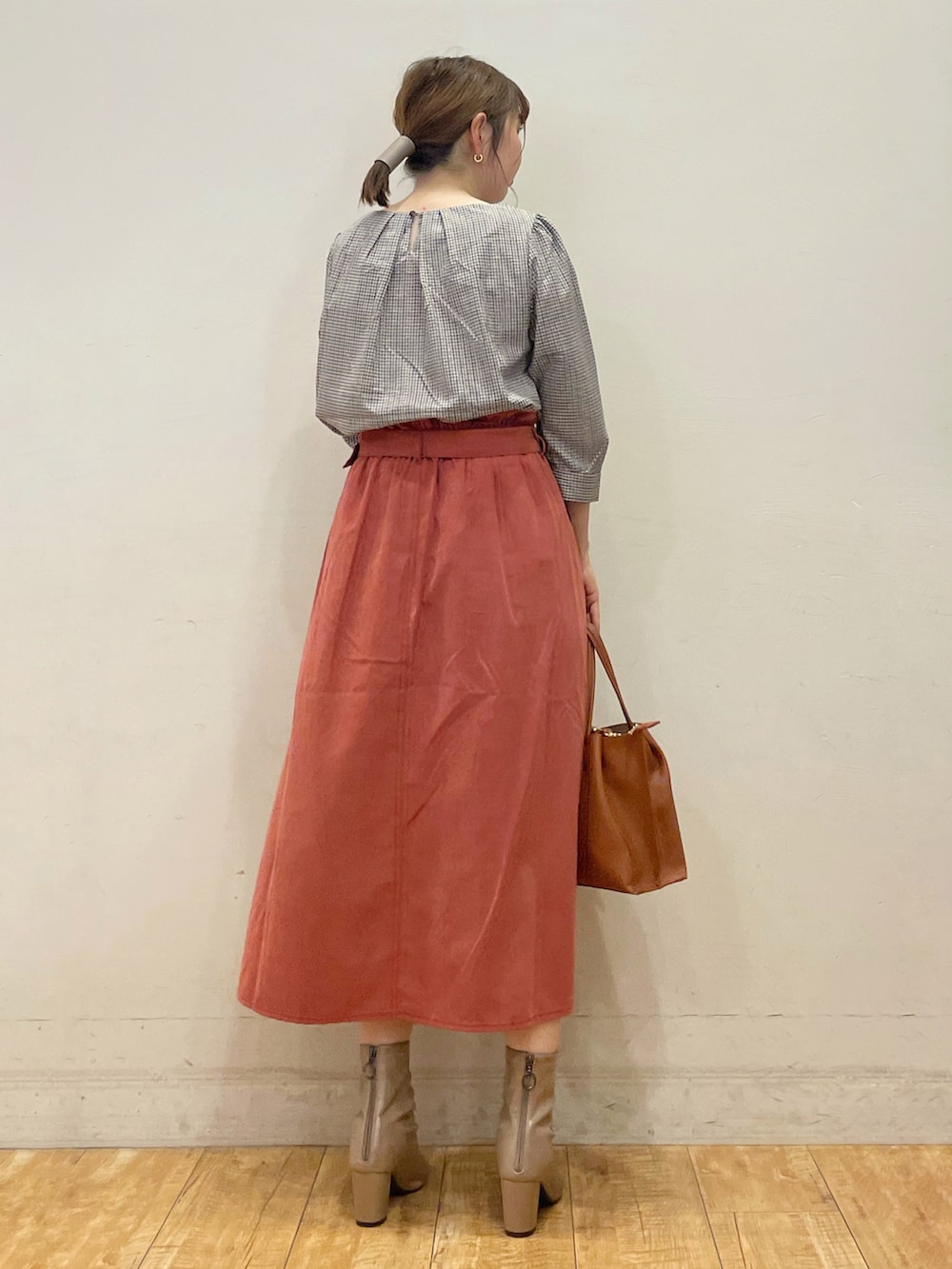 ベージュ系のシャツ/ブラウス、レッド系のスカート、イエロー系のトートバッグを着用したレディースの秋コーディネートの3枚目の写真