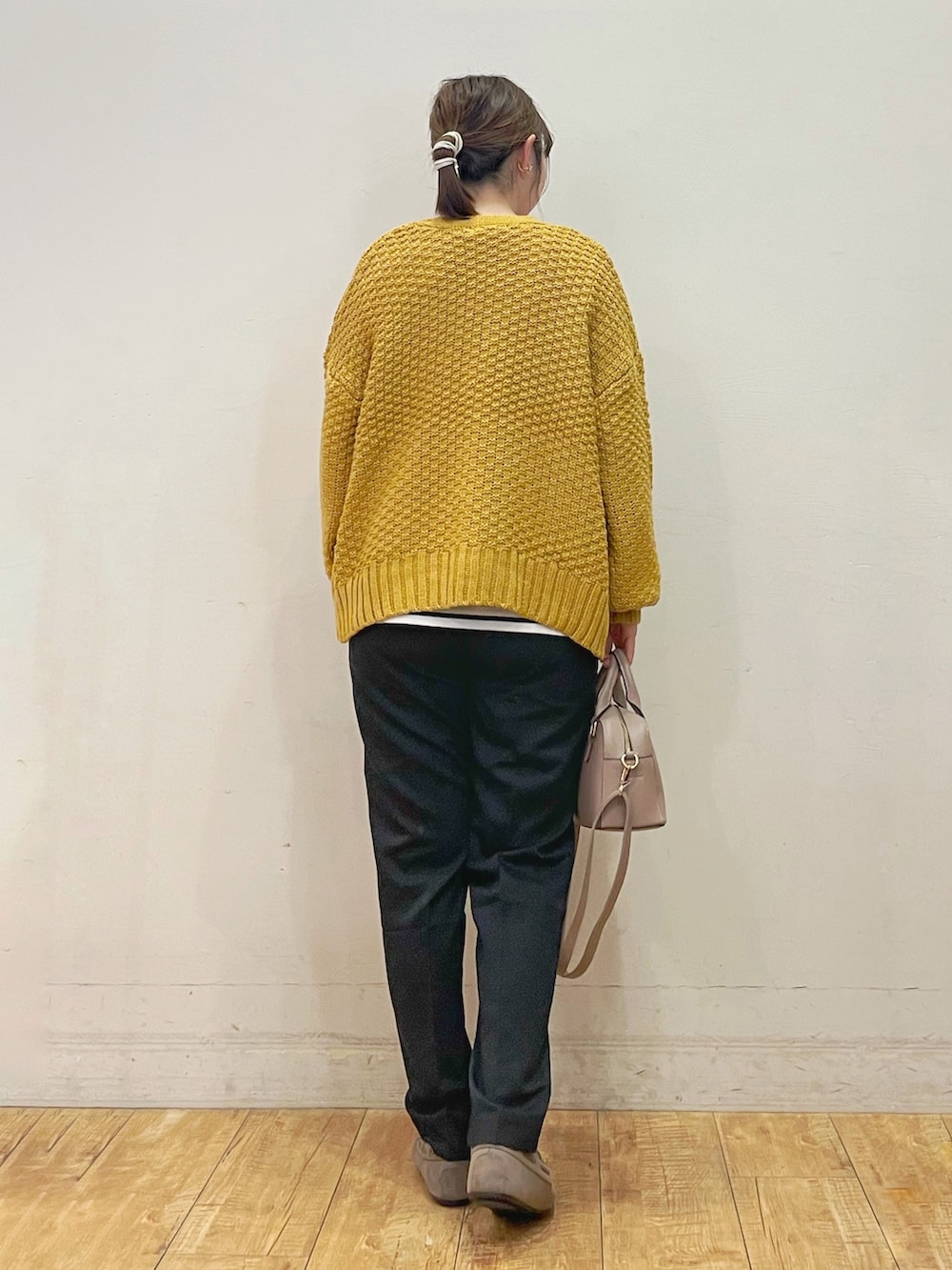 イエロー系のカーディガン/ボレロ、ブラック系のTシャツ/カットソー、ブラック系のその他パンツを着用したレディースの秋コーディネートの3枚目の写真
