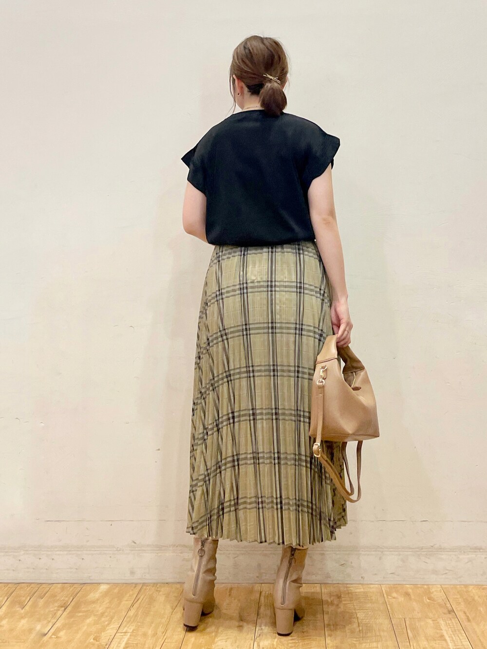 ブラック系のTシャツ/カットソー、ベージュ系のスカート、ベージュ系のトートバッグを着用したレディースの夏コーディネートの3枚目の写真