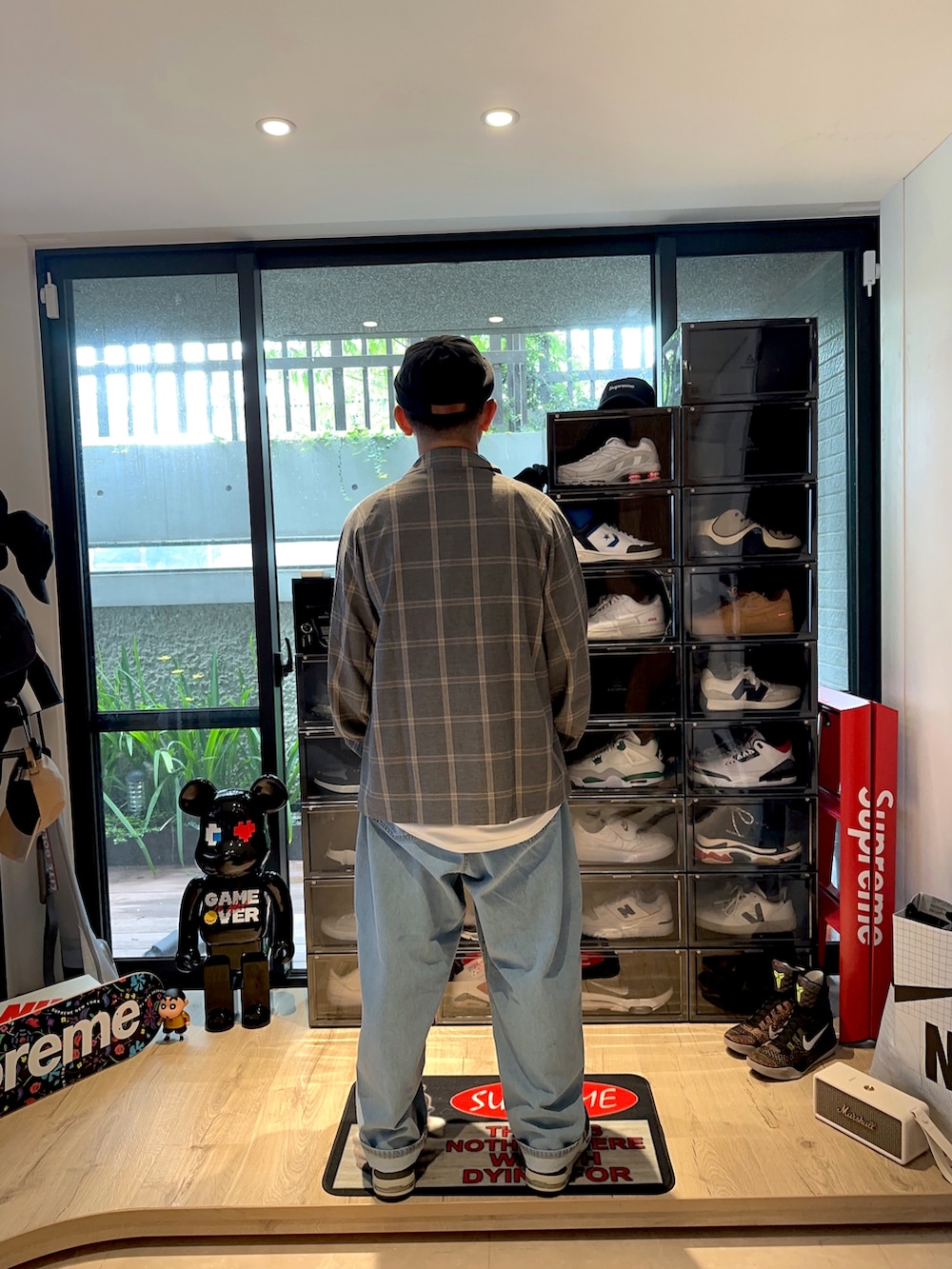 グレー系のジャケット/アウター、ホワイト系のTシャツ/カットソー、ブルー系のデニムパンツを着用したメンズの春コーディネートの3枚目の写真