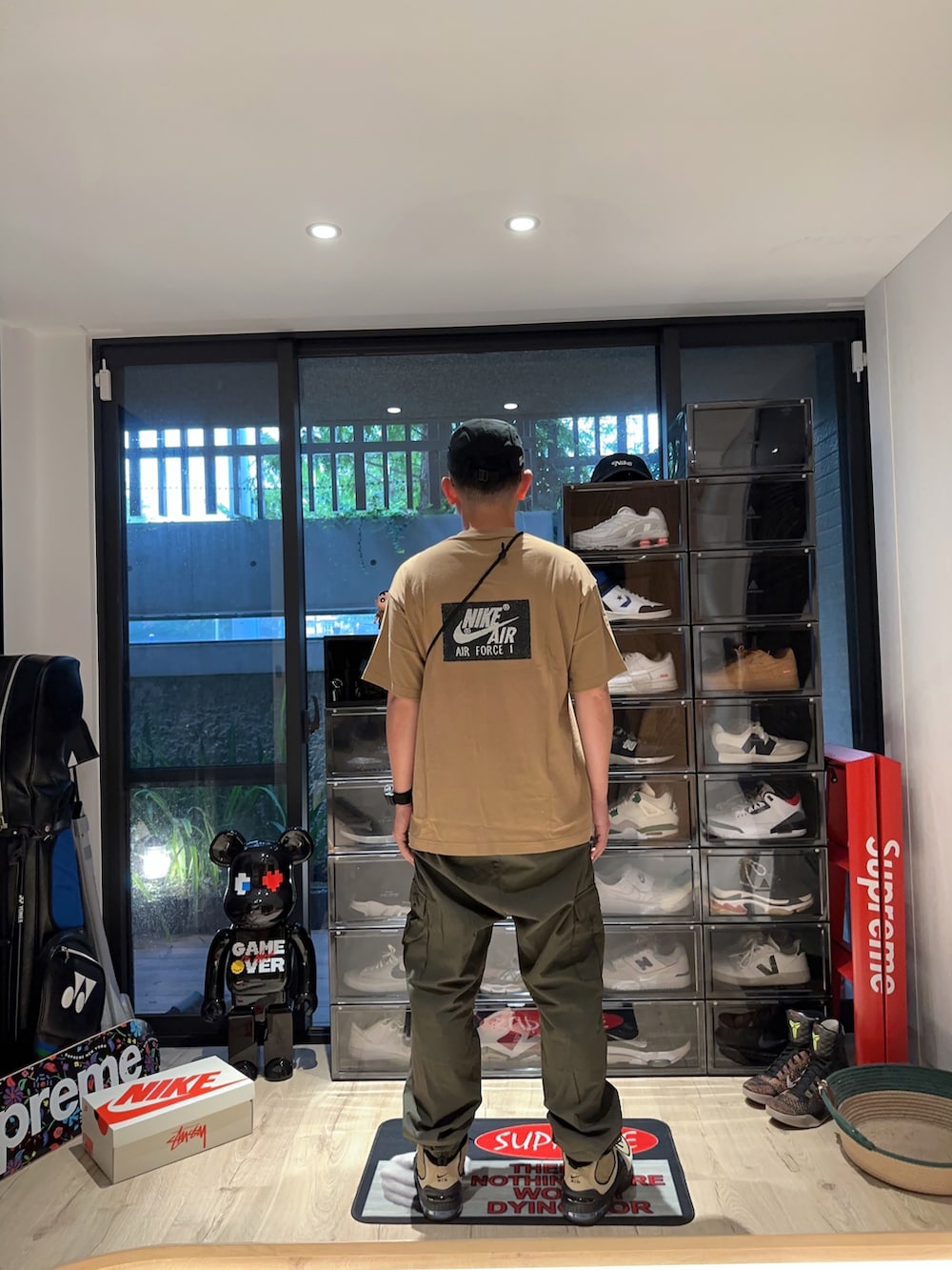 グリーン系のパンツ、ベージュ系のTシャツ/カットソー、ベージュ系のスニーカーを着用したメンズの春コーディネートの3枚目の写真