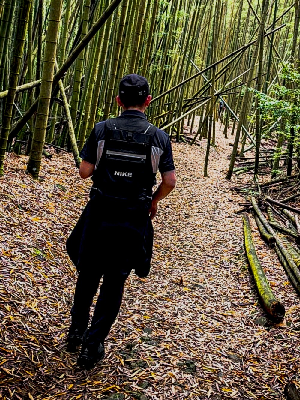 ブラック系のその他アウター、ブラック系のブーツを着用したメンズの夏コーディネートの2枚目の写真