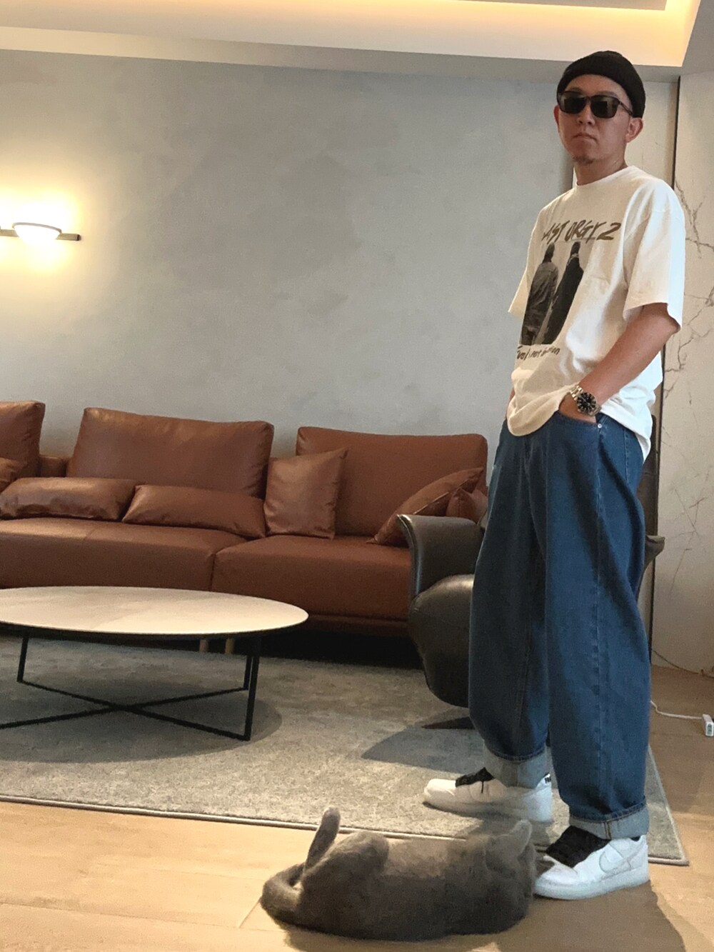 ホワイト系のTシャツ/カットソー、ホワイト系のスニーカー、ブラック系のニットキャップ/ビーニーを着用したメンズの春コーディネートの2枚目の写真