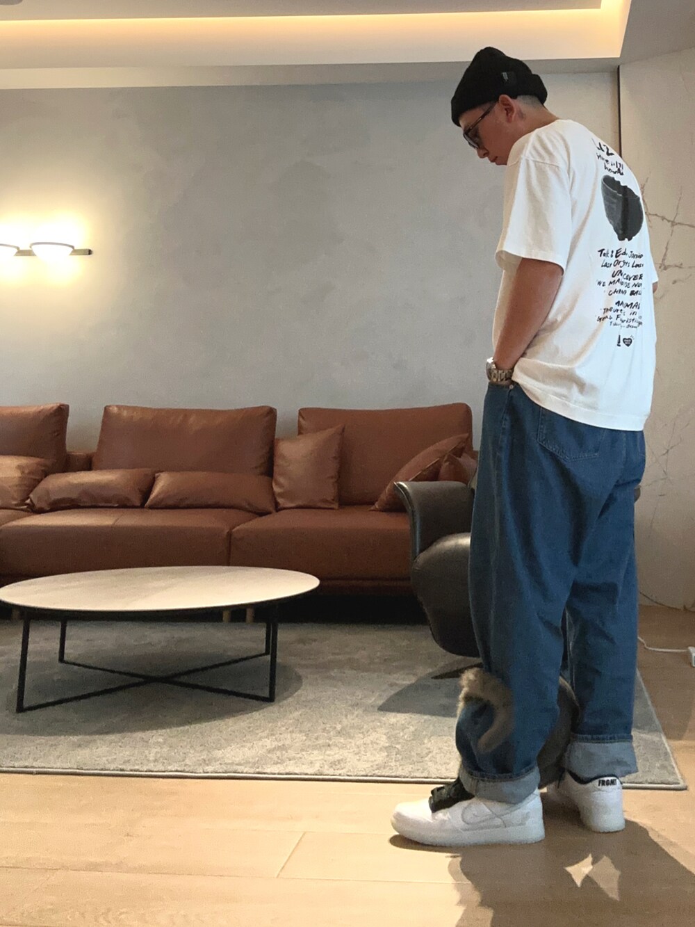 ホワイト系のTシャツ/カットソー、ホワイト系のスニーカー、ブラック系のニットキャップ/ビーニーを着用したメンズの春コーディネートの3枚目の写真