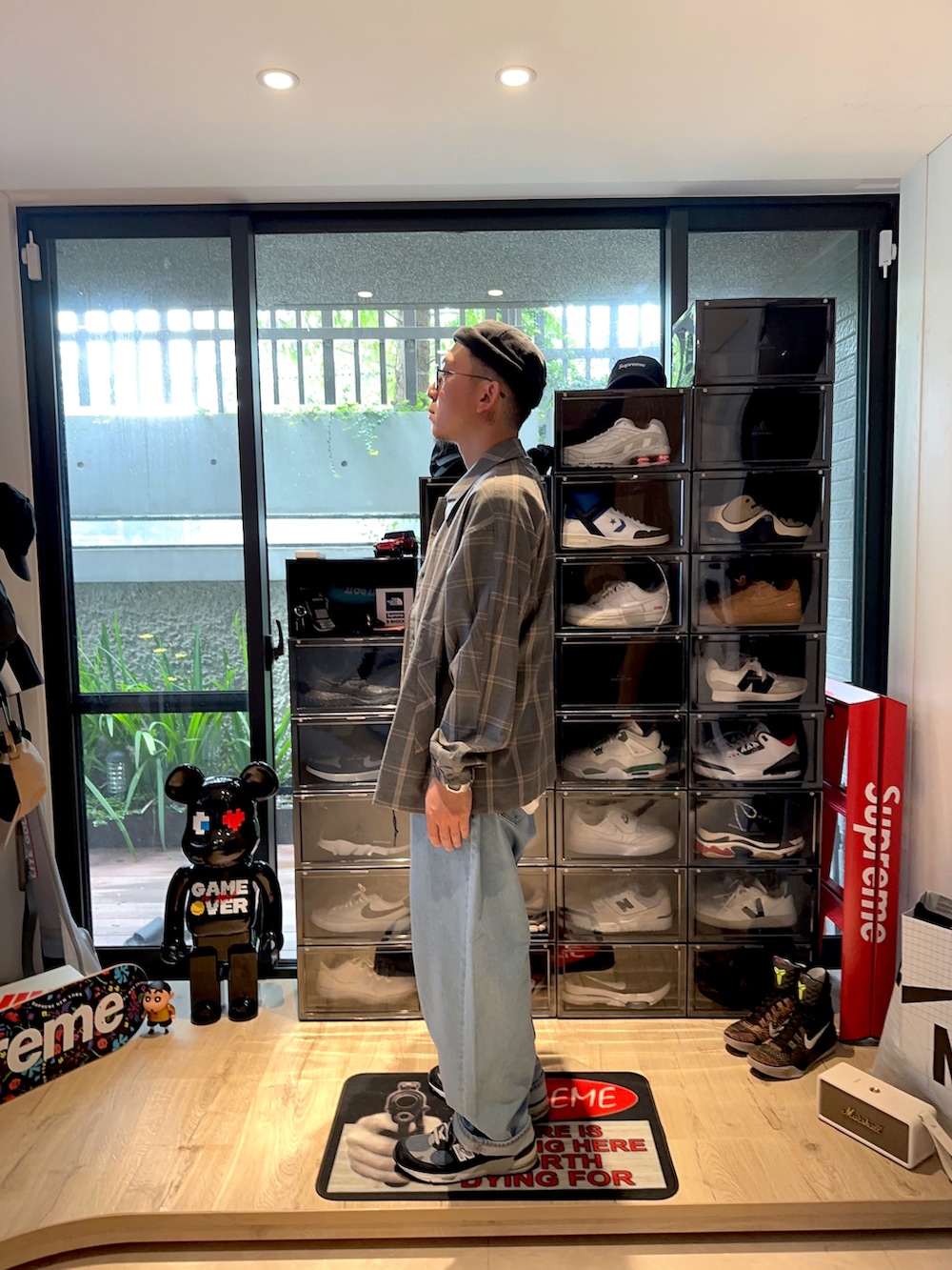 グレー系のジャケット/アウター、ホワイト系のTシャツ/カットソー、ブルー系のデニムパンツを着用したメンズの春コーディネートの2枚目の写真