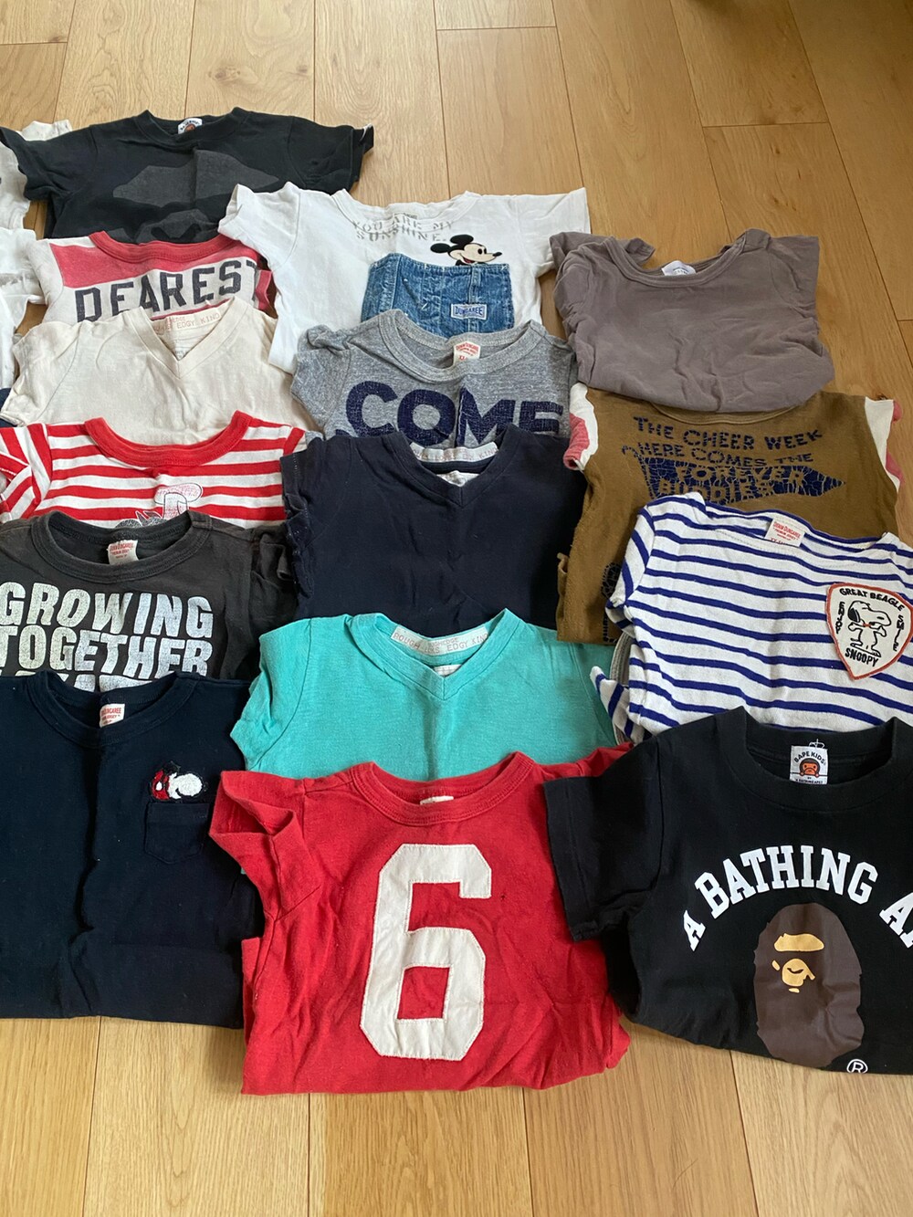 ブルー系のTシャツ/カットソー、ホワイト系のTシャツ/カットソー、ホワイト系のTシャツ/カットソーを着用したキッズの冬コーディネートの2枚目の写真