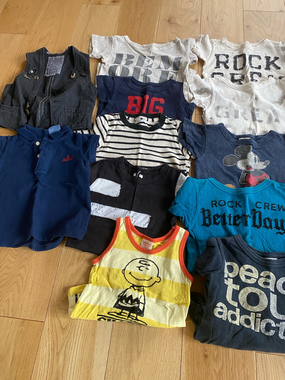 ブルー系のTシャツ/カットソー、ホワイト系のTシャツ/カットソー、ホワイト系のTシャツ/カットソーを着用したキッズの冬コーディネートの3枚目の写真