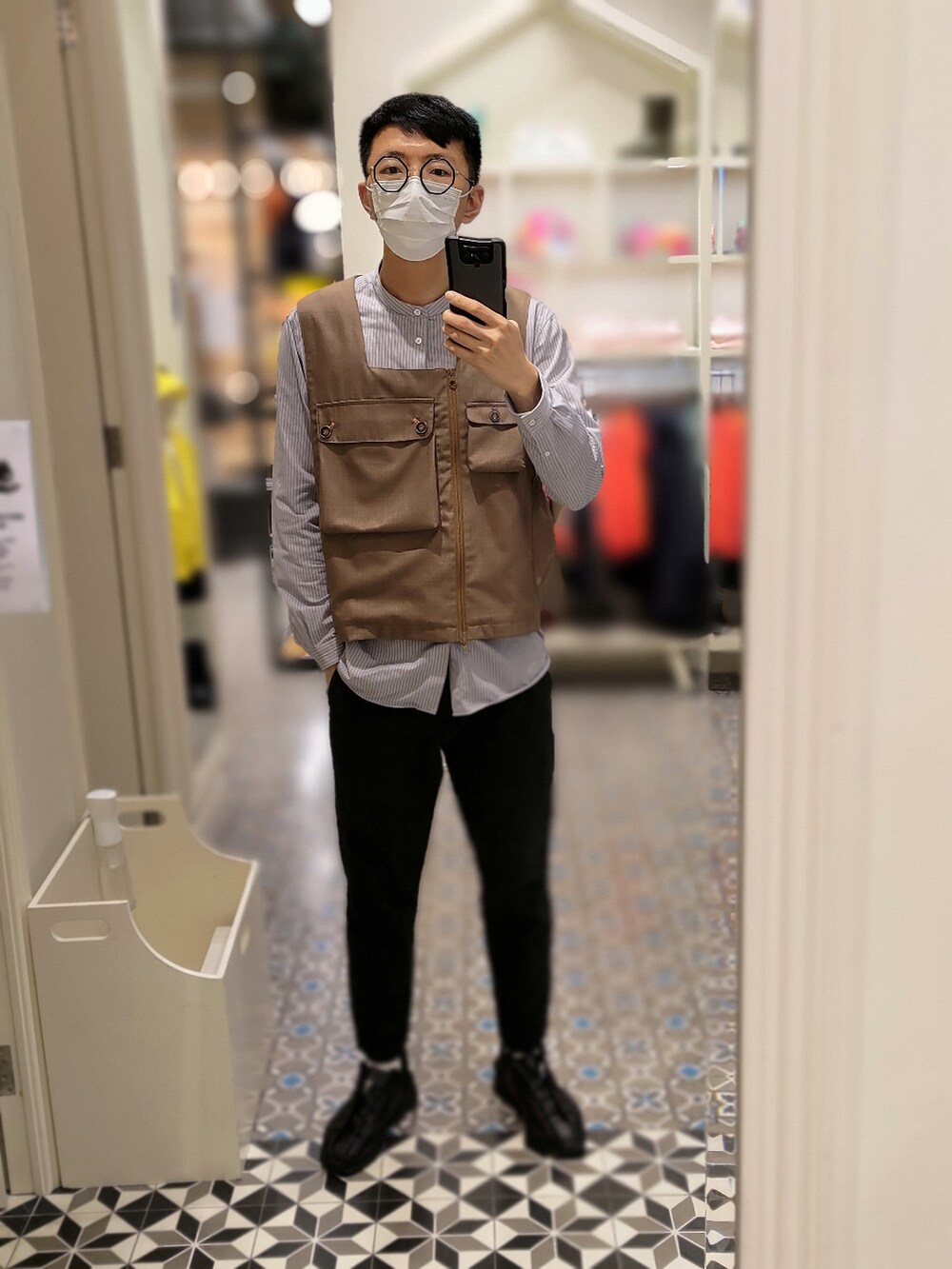 その他のシャツ/ブラウス、ベージュ系のベスト、ブラック系のスラックスを着用したメンズの春コーディネートの2枚目の写真