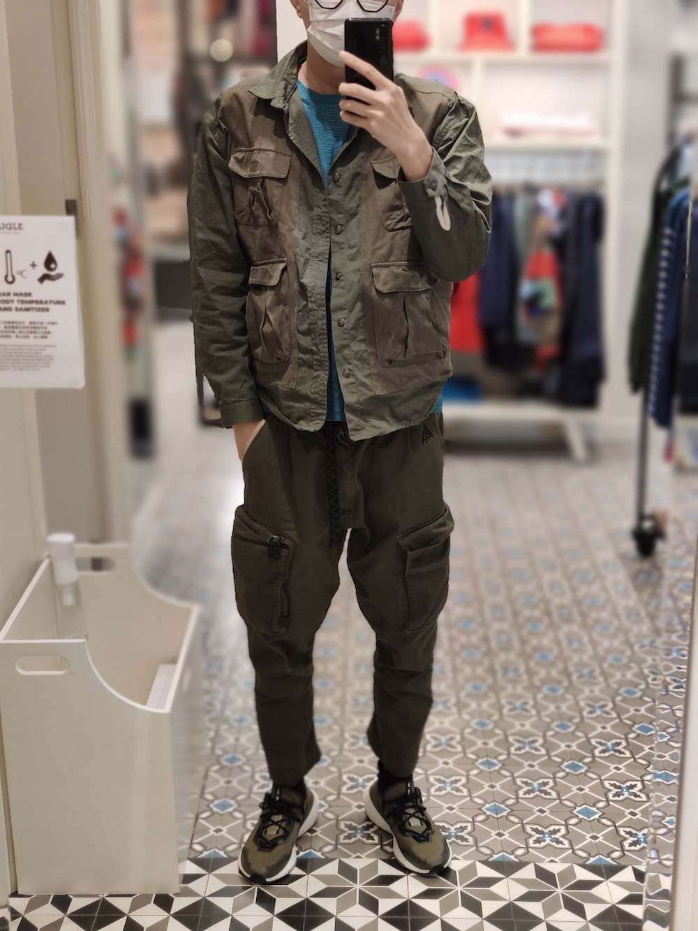 ブルー系のTシャツ/カットソー、グリーン系のシャツ/ブラウス、グリーン系のチノパンツを着用したメンズの春コーディネートの2枚目の写真