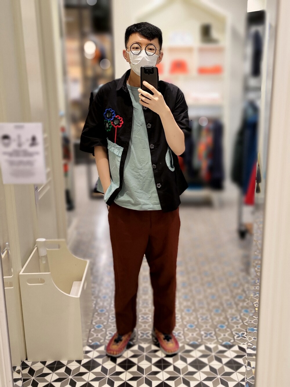 ブルー系のTシャツ/カットソー、その他のシャツ/ブラウス、ブラウン系のチノパンツを着用したメンズの春コーディネートの2枚目の写真