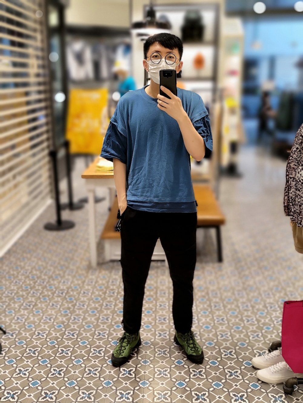 ブルー系のTシャツ/カットソー、ブラック系のチノパンツ、グリーン系のスニーカーを着用したメンズの春コーディネートの2枚目の写真