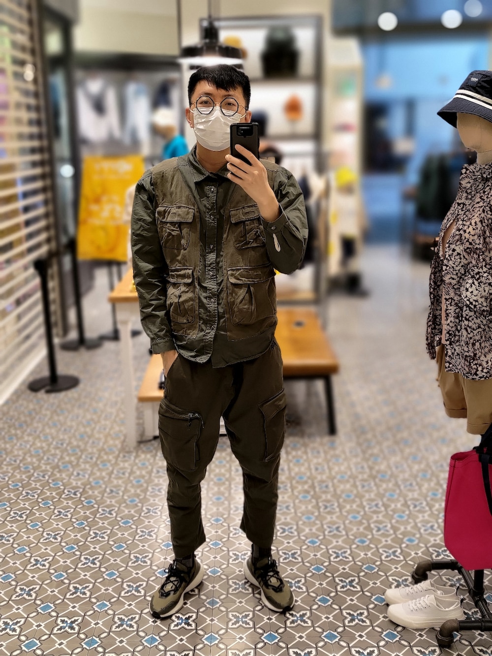 その他のシャツ/ブラウス、グリーン系のチノパンツ、グリーン系のスニーカーを着用したメンズの春コーディネートの2枚目の写真