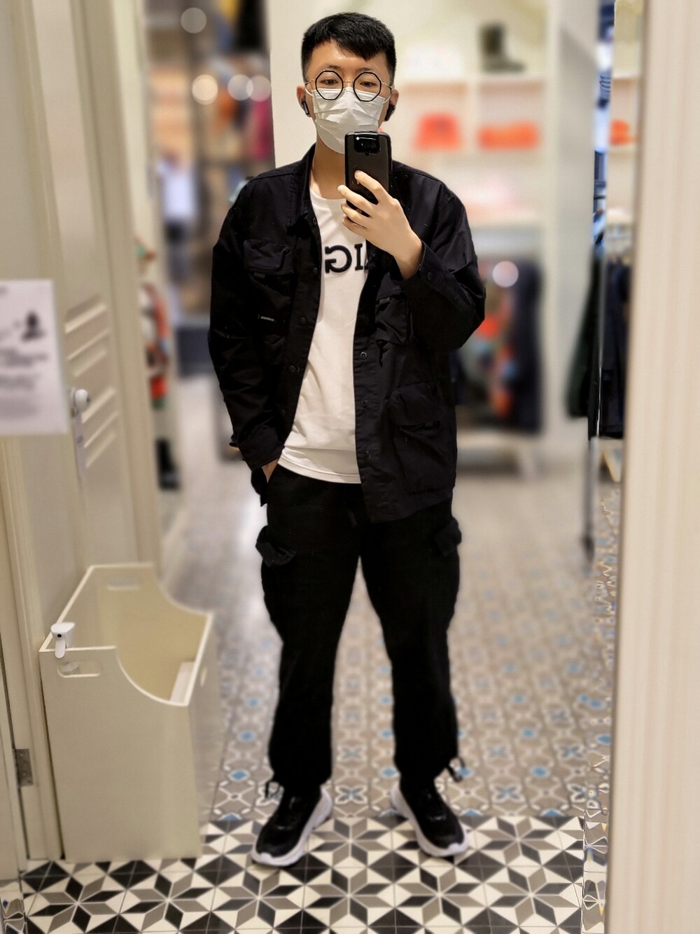 ホワイト系のTシャツ/カットソー、ブラック系のシャツ/ブラウス、ブラック系のシャツ/ブラウスを着用したメンズの春コーディネートの2枚目の写真