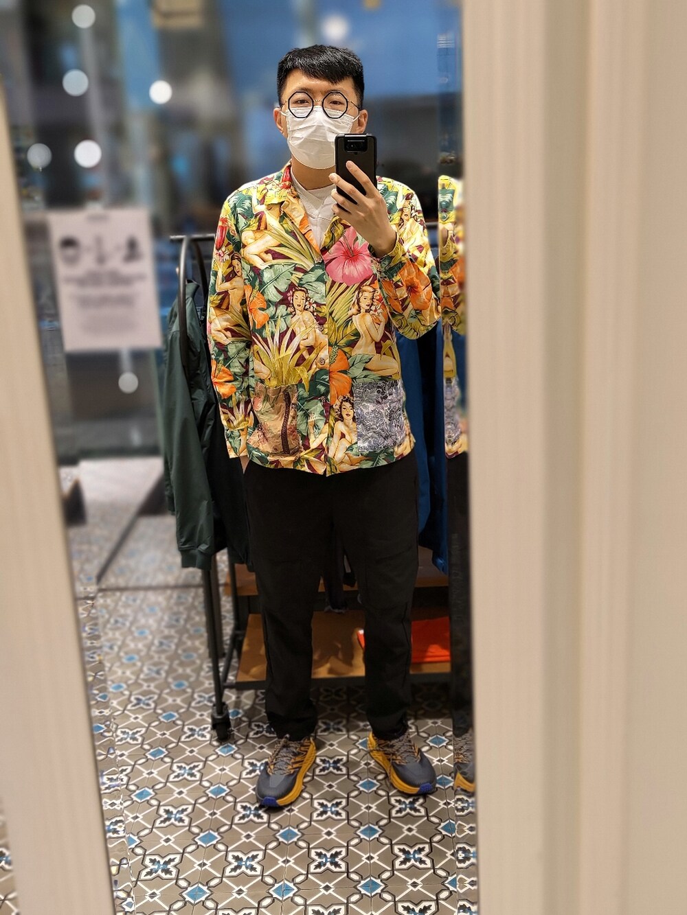 その他のTシャツ/カットソー、その他のシャツ/ブラウス、ブラック系のチノパンツを着用したメンズの春コーディネートの2枚目の写真