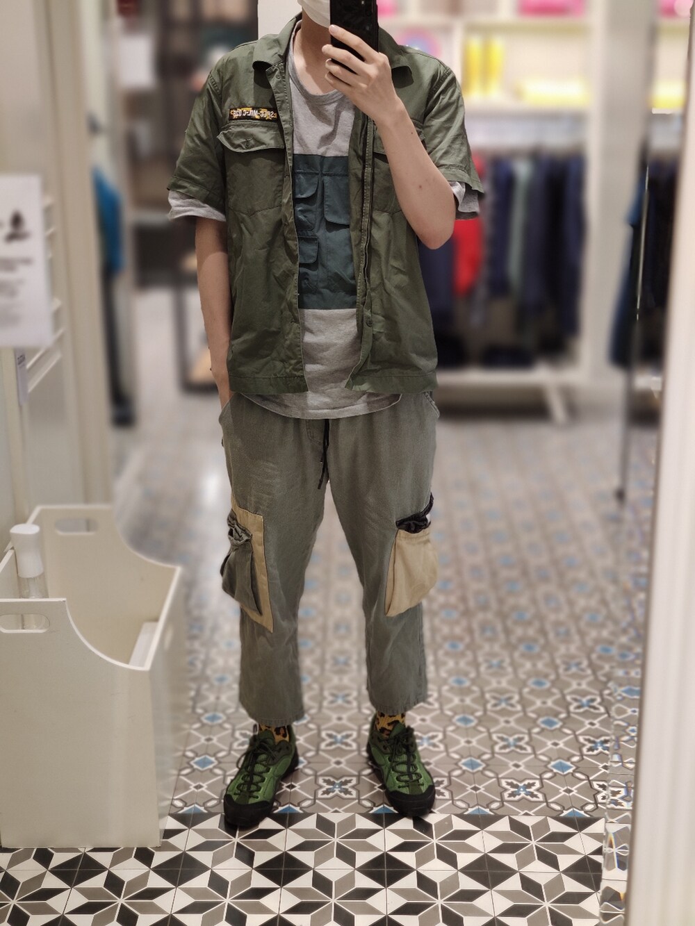 「ootd、outfit、緑、休閒、球鞋、街頭穿搭、hkboy、Hong Kong、streetstyle、men」｜「ADLIBのアイテム（Tシャツ/カットソー、その他）」を使った、Dasabala Limさん（メンズ・185cm）の春コーディネートの2枚目の写真