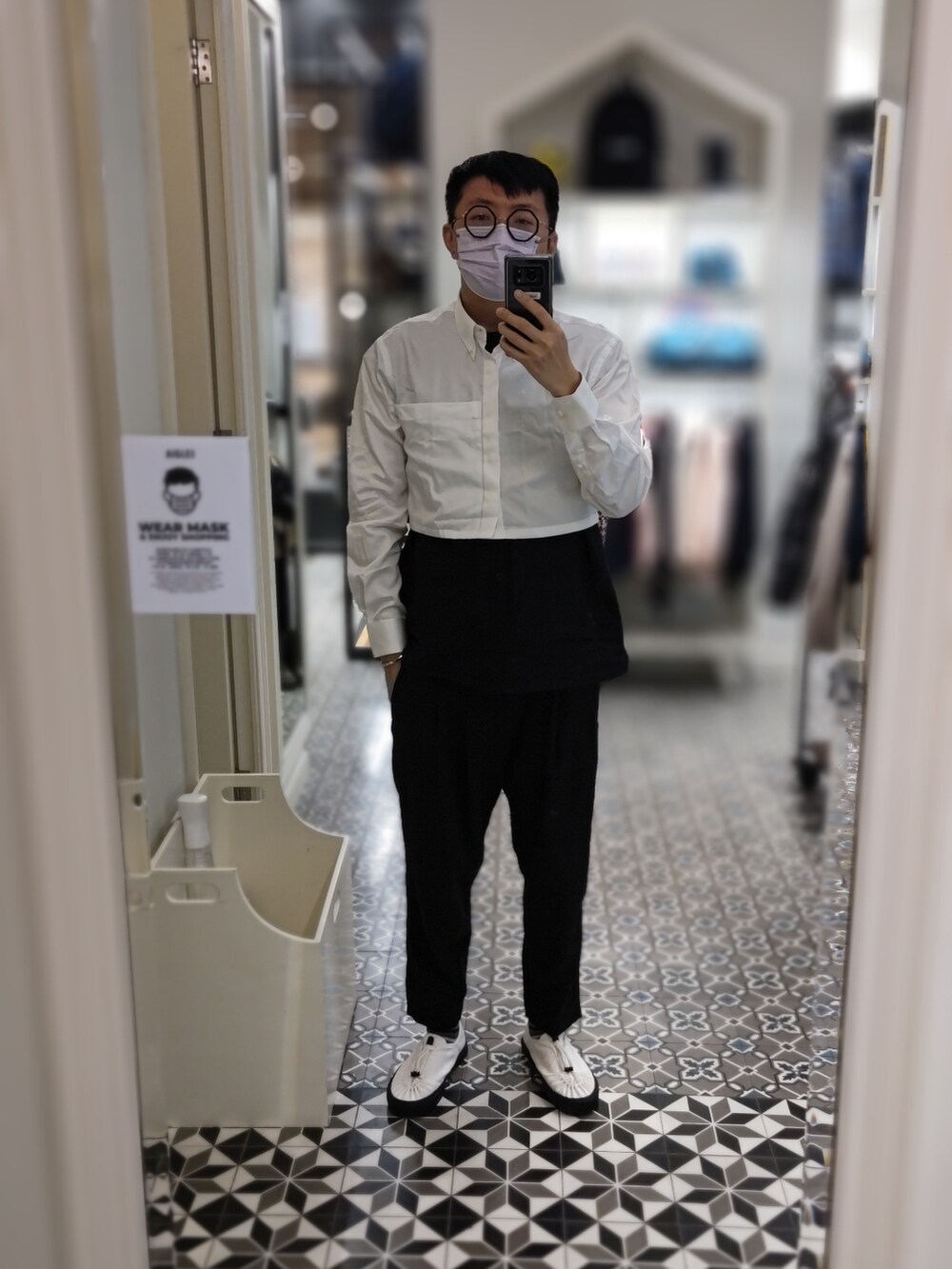 ブラック系のチノパンツ、ブラック系のシャツ/ブラウス、ホワイト系のシャツ/ブラウスを着用したメンズの秋コーディネートの2枚目の写真