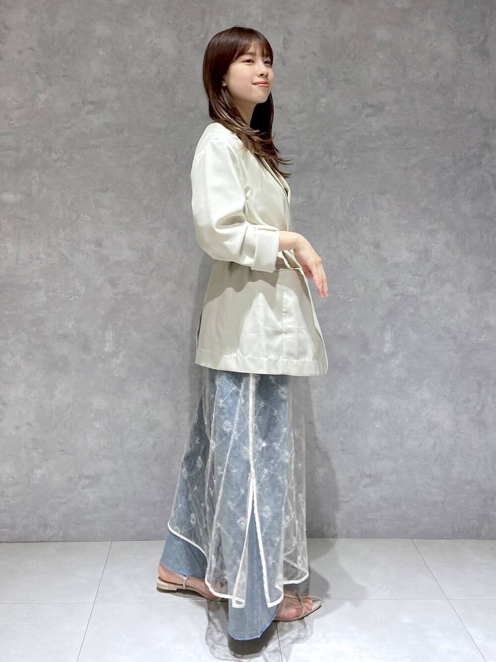 ホワイト系のタンクトップ、ホワイト系のサンダル、ホワイト系のワンピースを着用したレディースの春コーディネートの4枚目の写真